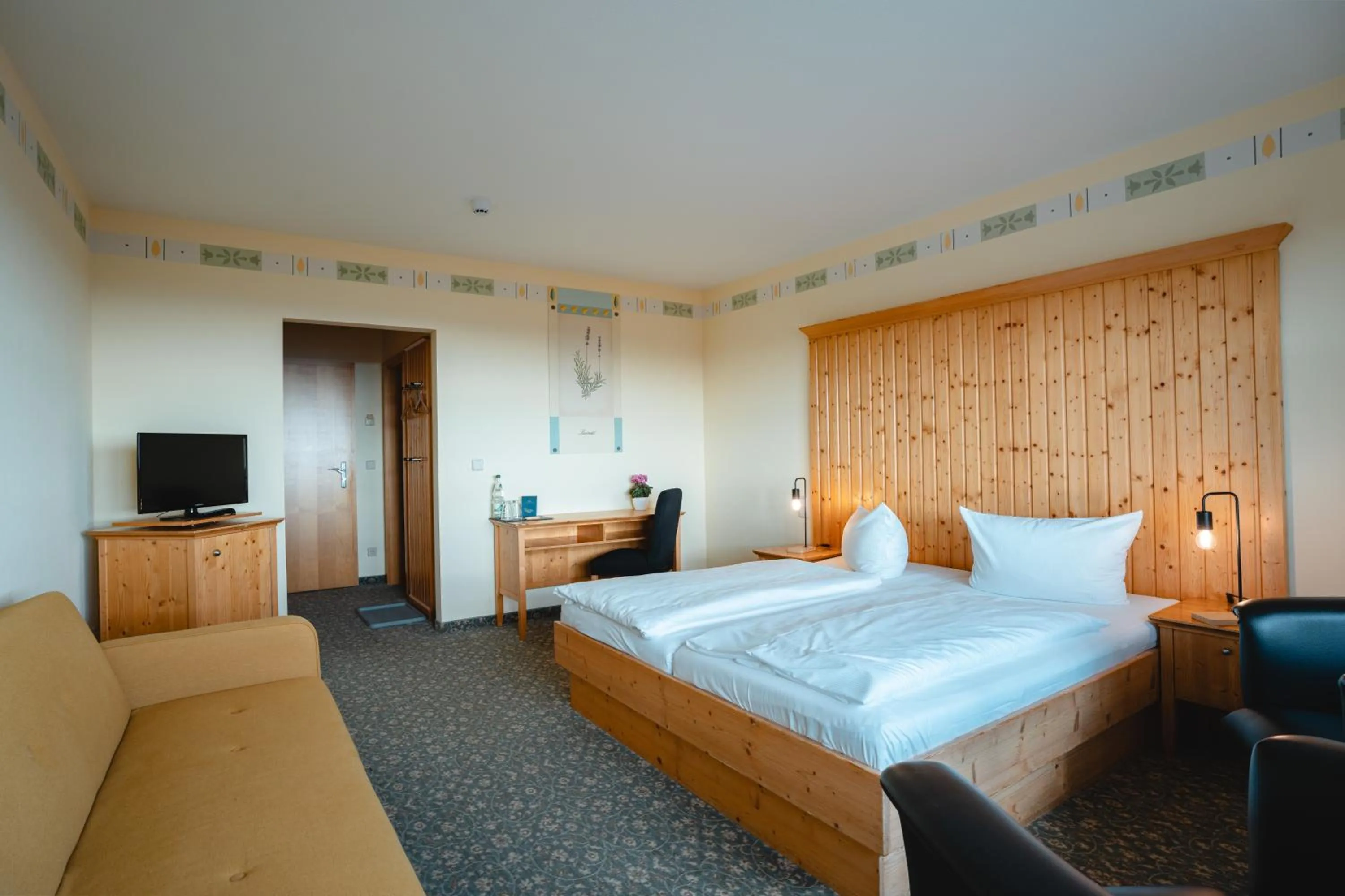 Photo of the whole room, Bed in Hotel Fichtelberghaus - ganz oben im Erzgebirge