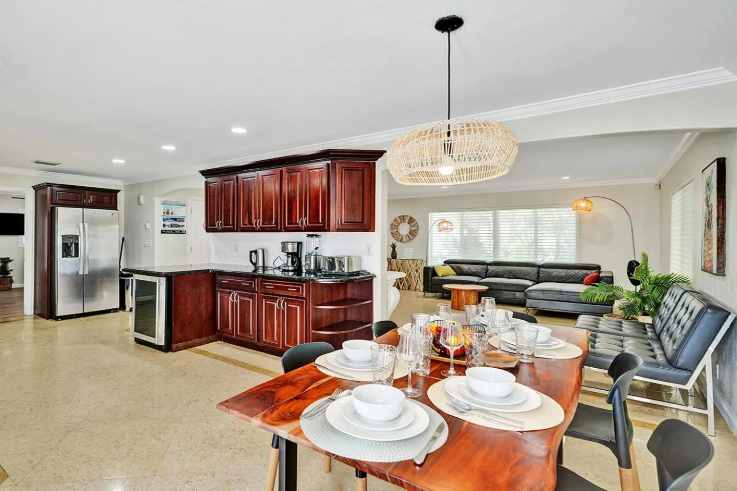 WALK to Beach Luxury 3BR Villa in Hollywood Lakes