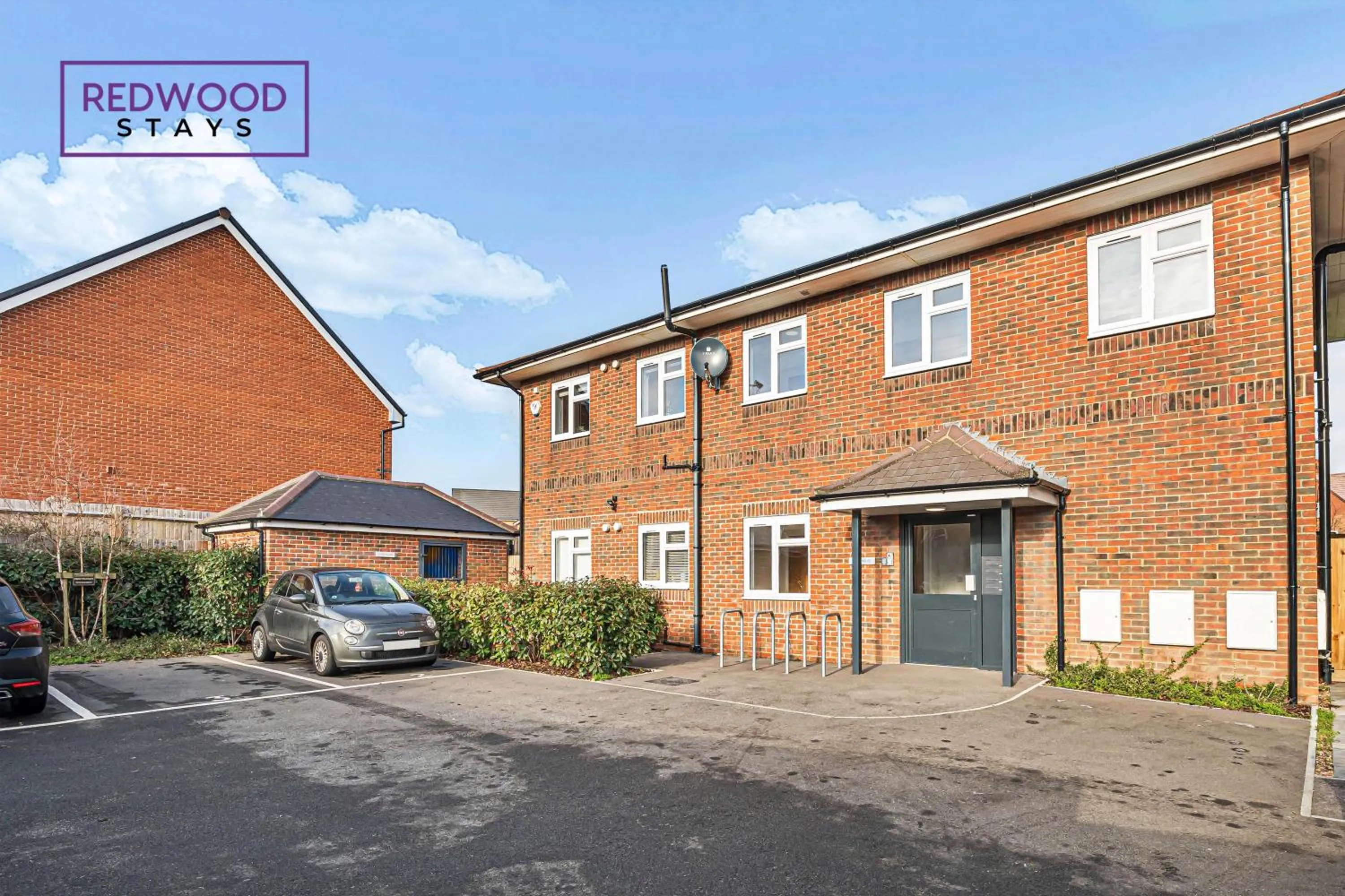 Property building in Modern Serviced Apartments For Contractors & Families with Free Parking, WiFi & Netflix By Redwood Stays