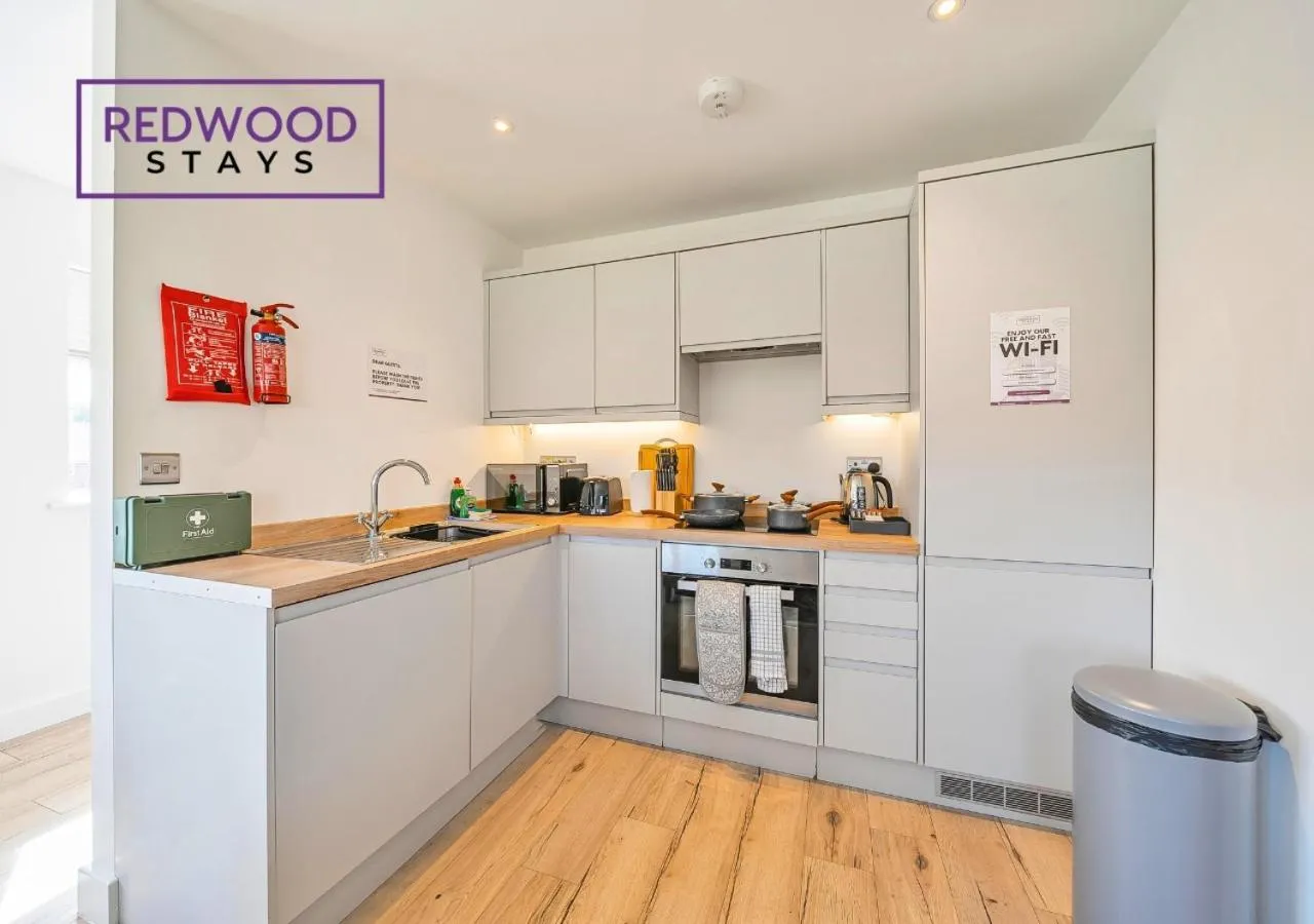 Kitchen or kitchenette in Modern Serviced Apartments For Contractors & Families with Free Parking, WiFi & Netflix By Redwood Stays