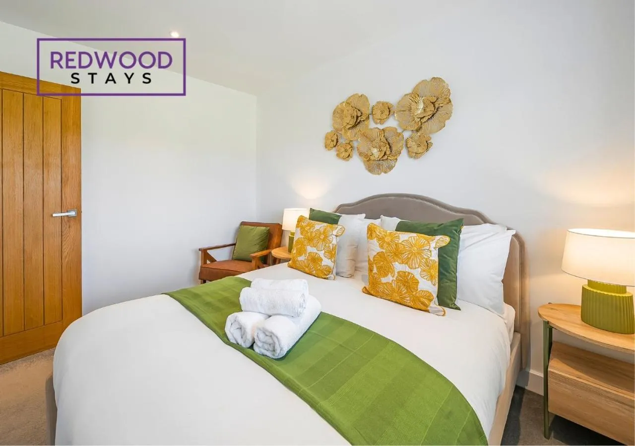 Bed in Modern Serviced Apartments For Contractors & Families with Free Parking, WiFi & Netflix By Redwood Stays