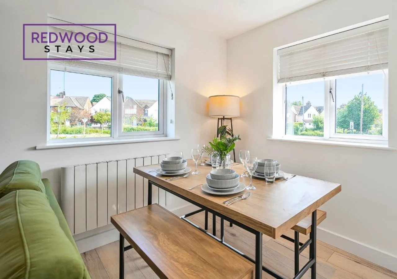 Dining area in Modern Serviced Apartments For Contractors & Families with Free Parking, WiFi & Netflix By Redwood Stays