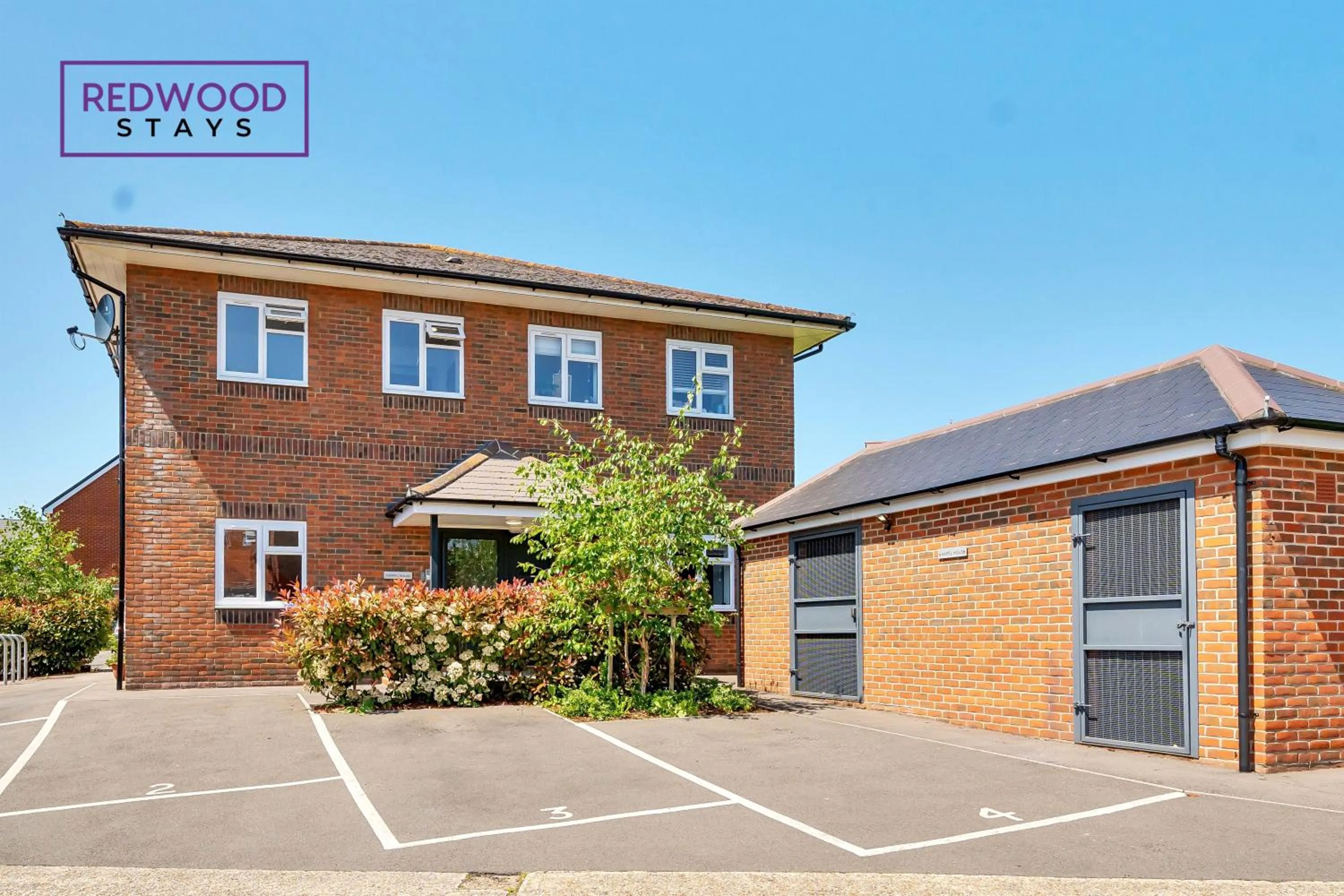 Property building in Modern Serviced Apartments For Contractors & Families with Free Parking, WiFi & Netflix By Redwood Stays