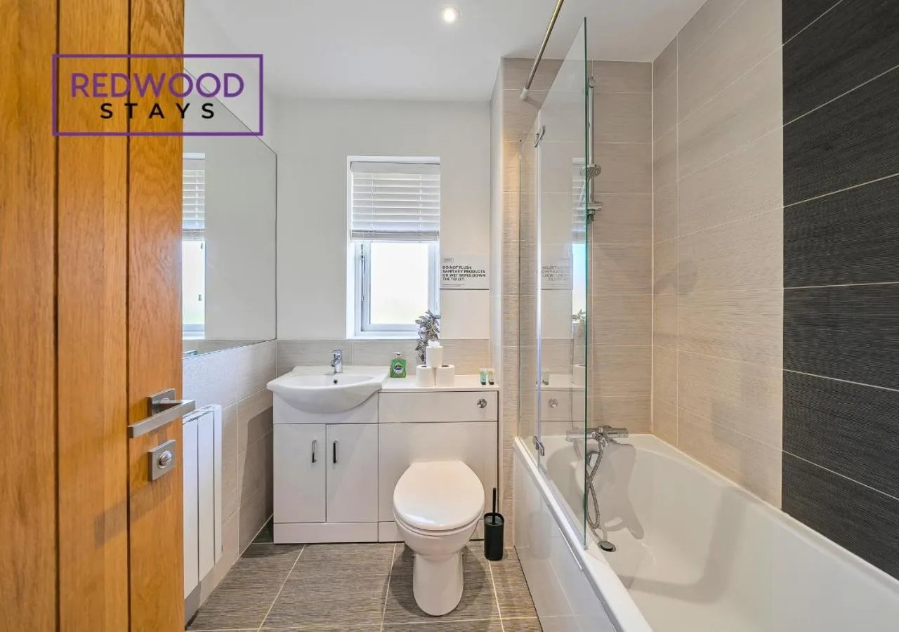 Shower in Modern Serviced Apartments For Contractors & Families with Free Parking, WiFi & Netflix By Redwood Stays