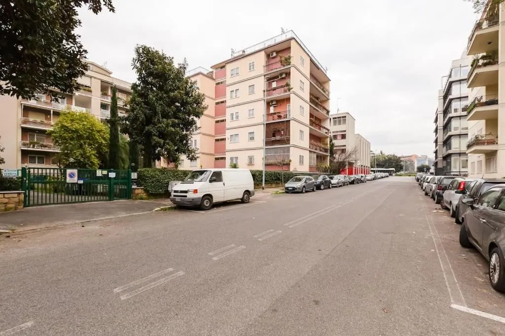 Neighbourhood in Exclusive Apartment in Eur Lake