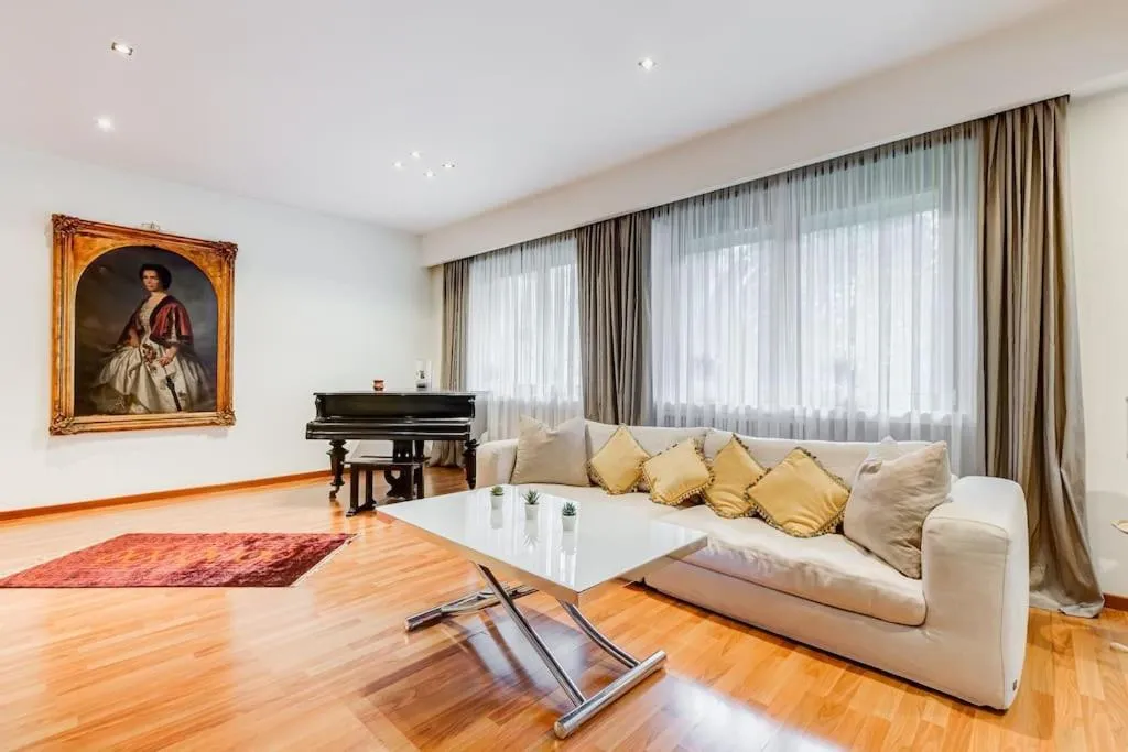 Exclusive Apartment in Eur Lake