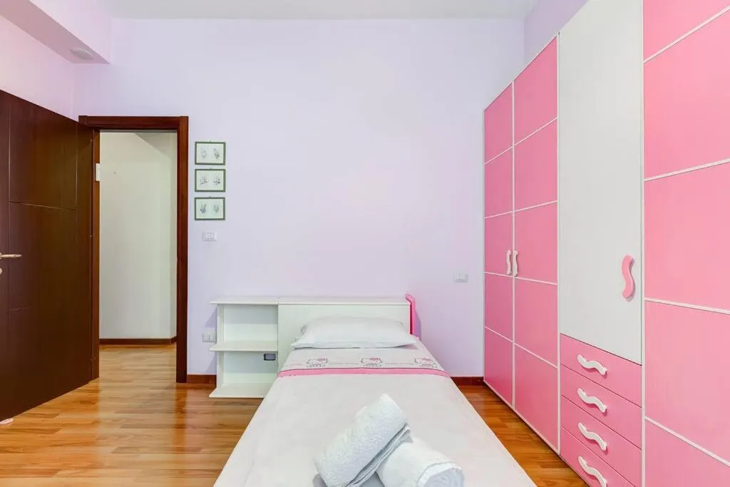 Bed in Exclusive Apartment in Eur Lake