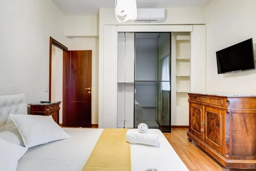 Bed in Exclusive Apartment in Eur Lake