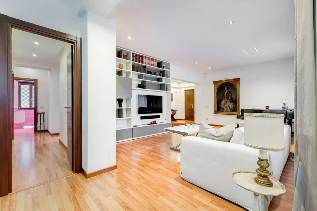 Exclusive Apartment in Eur Lake