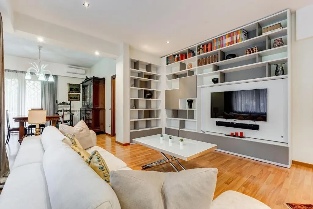 Exclusive Apartment in Eur Lake