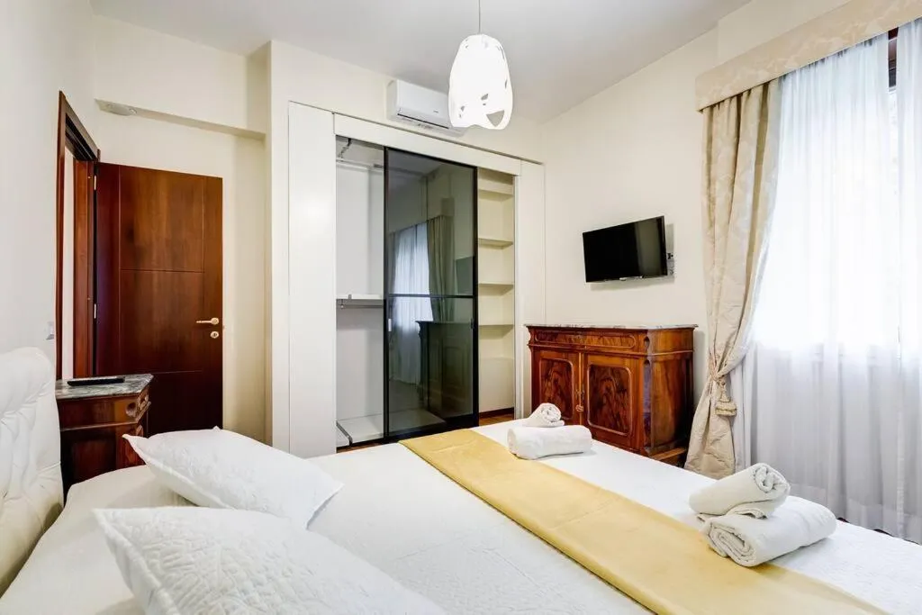 Bed in Exclusive Apartment in Eur Lake