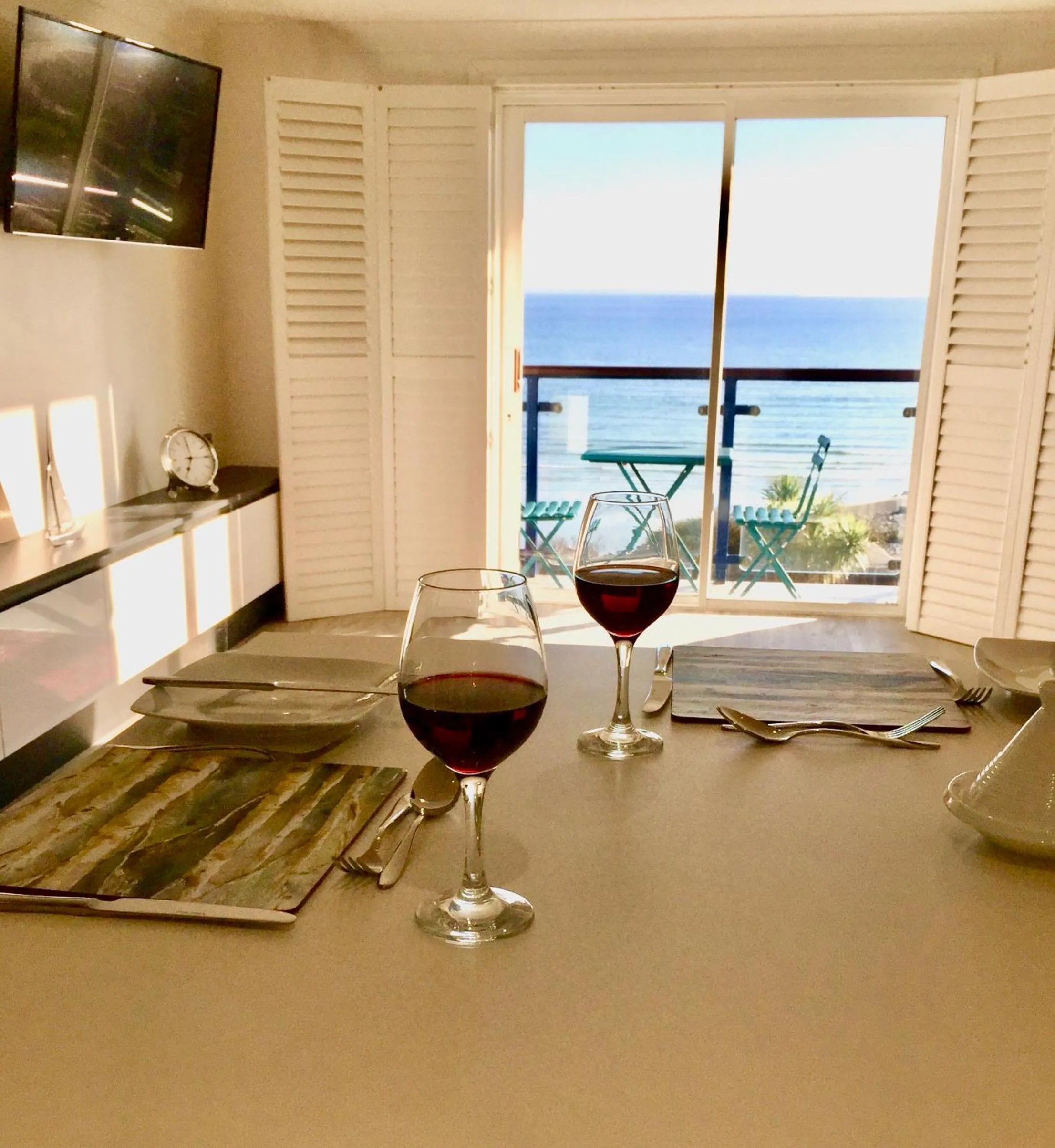 Stylish Sea View Apartment with Parking