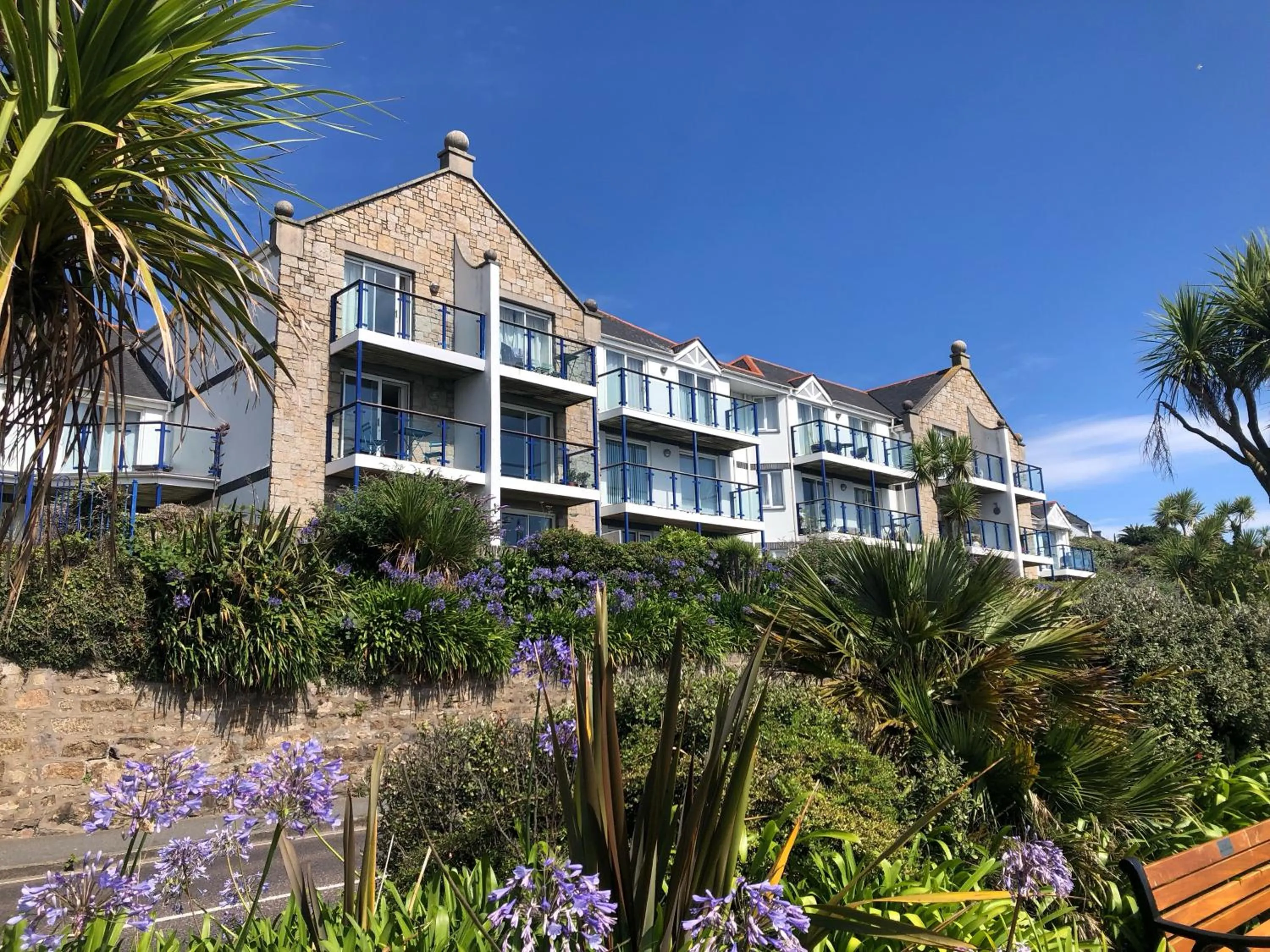 Stylish Sea View Apartment with Parking