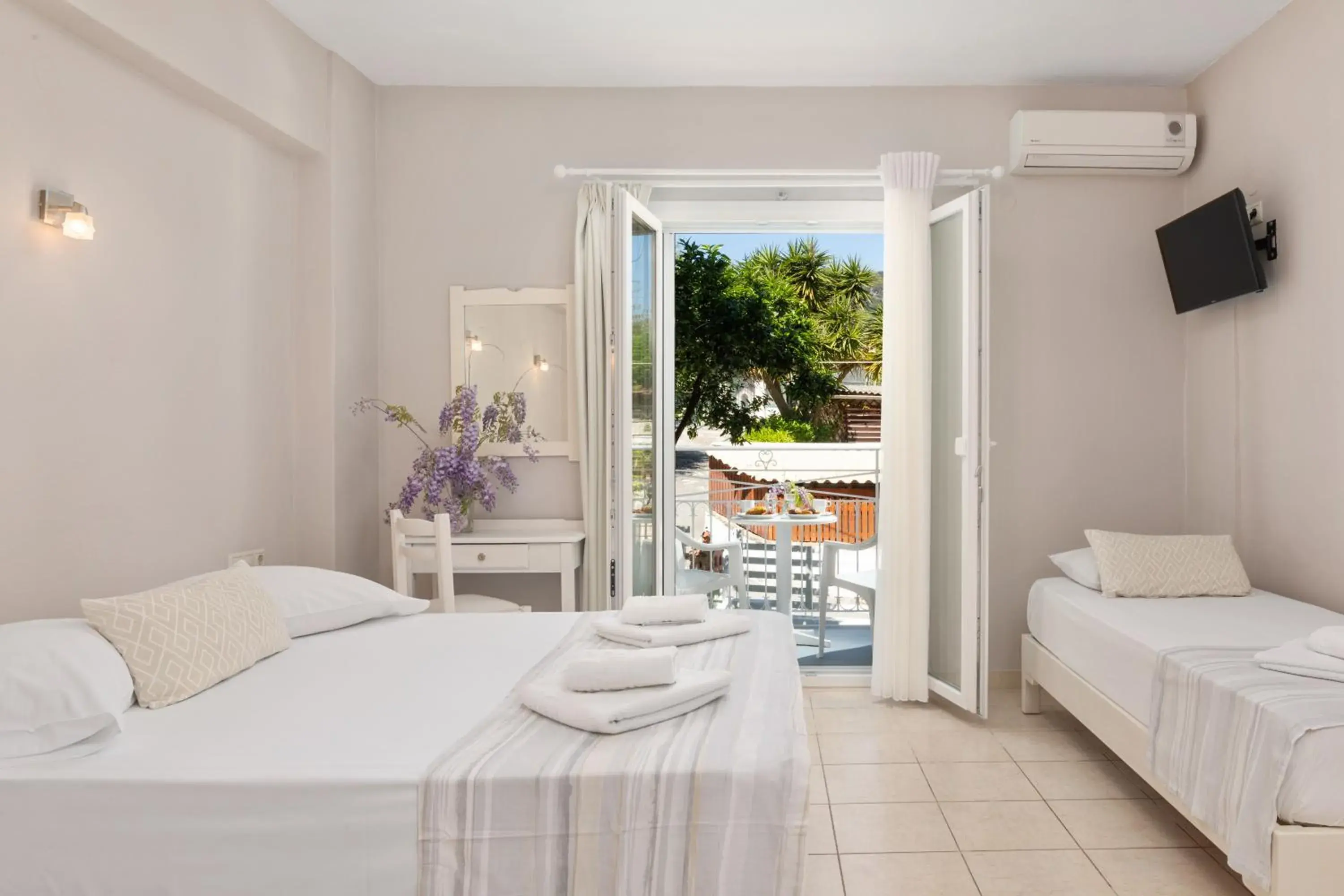 Bed in Bella Vista Beach Hotel Bed in Bella Vista Beach Hotel