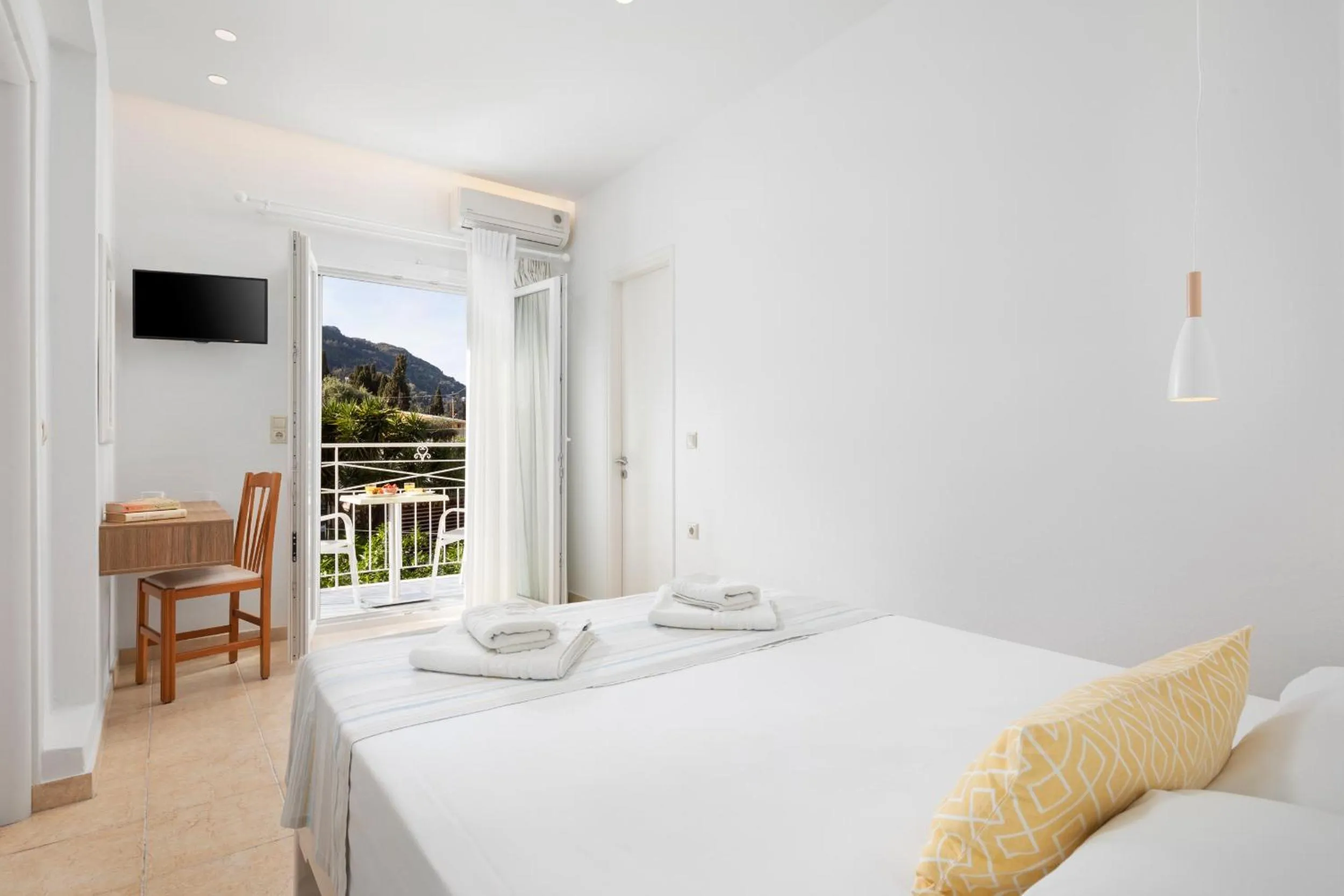 Coffee/tea facilities, Bed in Bella Vista Beach Hotel