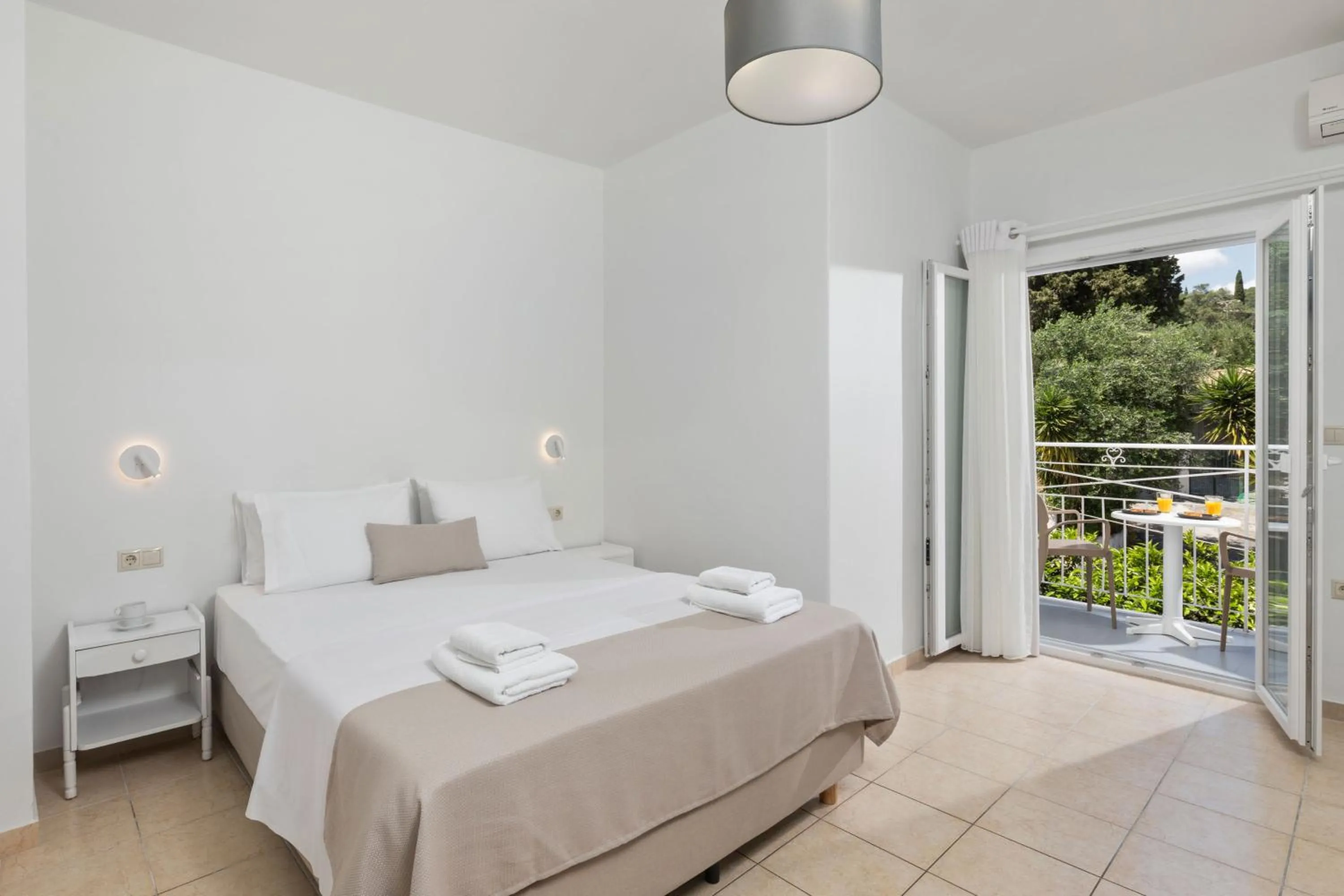 Bed in Bella Vista Beach Hotel