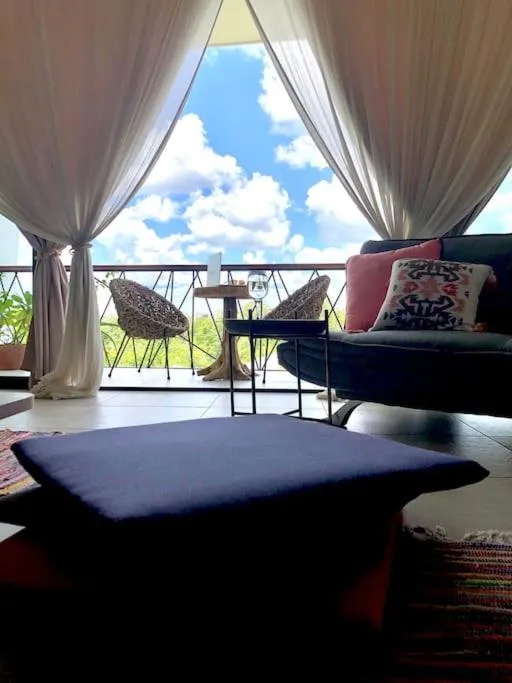 Living room, Bed in Near Beach+Jungle Views. King bed+220 megs+2 bikes