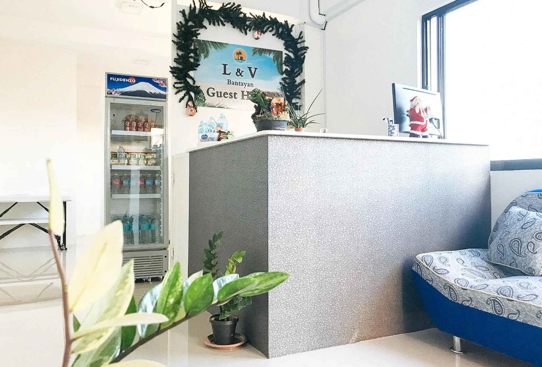 Lobby or reception in L and V Bantayan Guest House