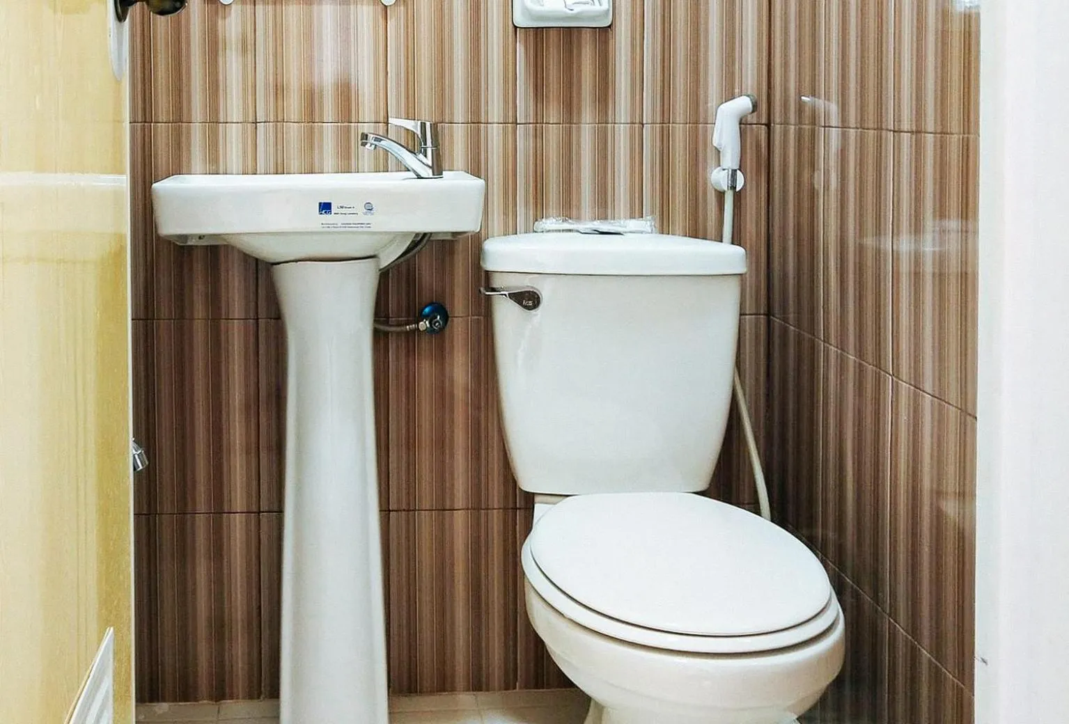 Toilet in L and V Bantayan Guest House