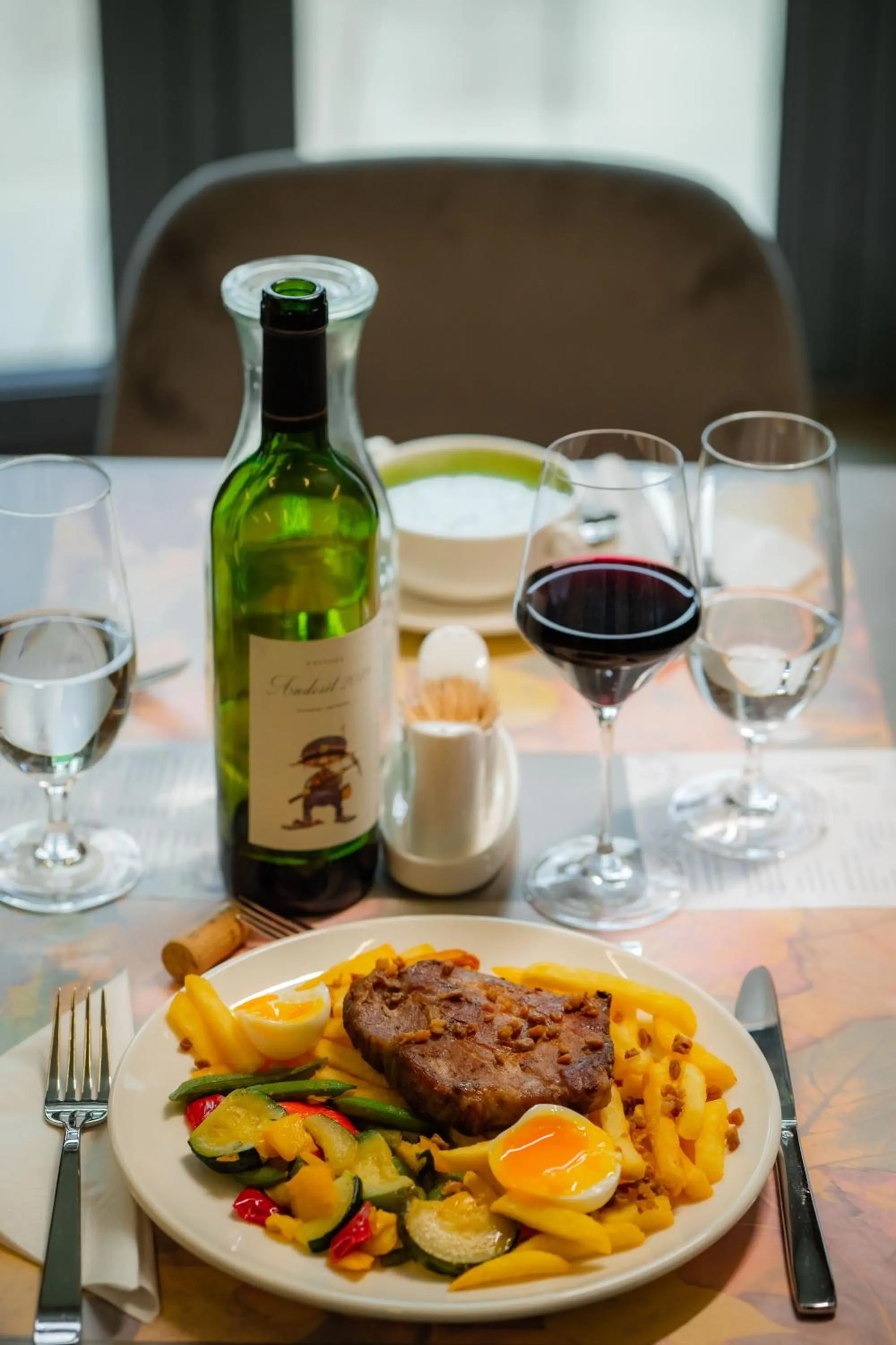 Restaurant/places to eat in Eleven Business & Sport Hotel