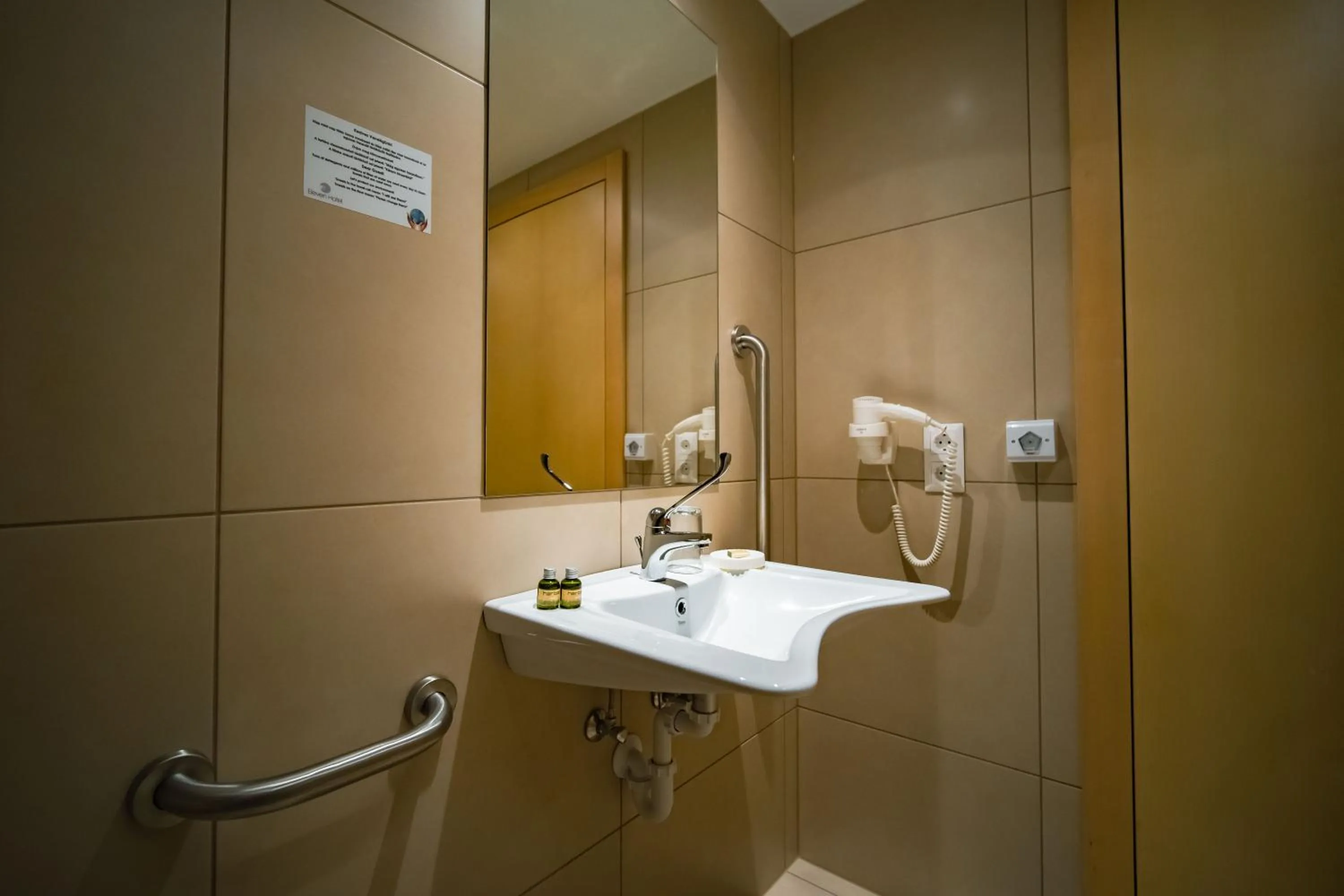 Toilet in Eleven Business & Sport Hotel