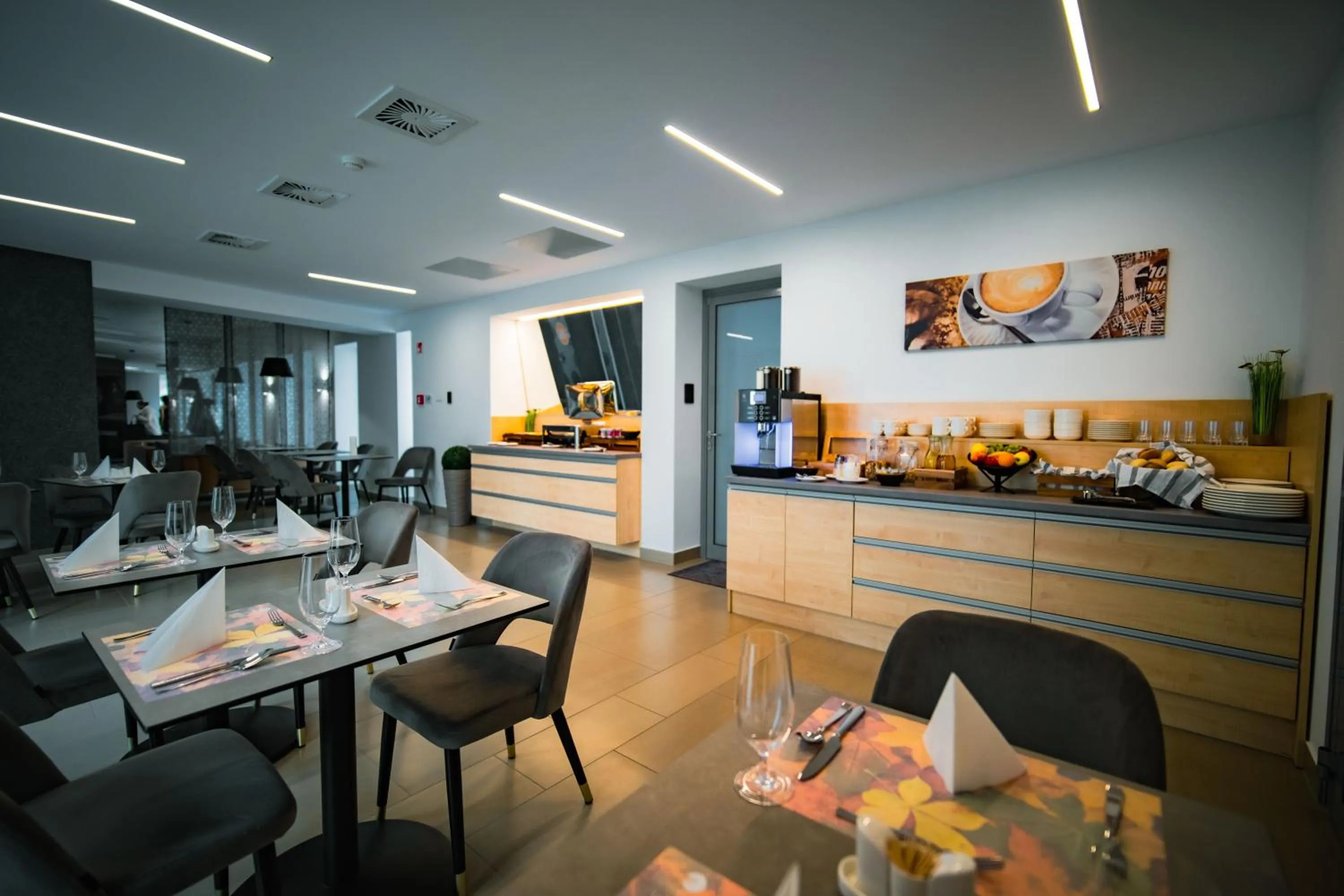 Restaurant/places to eat in Eleven Business & Sport Hotel