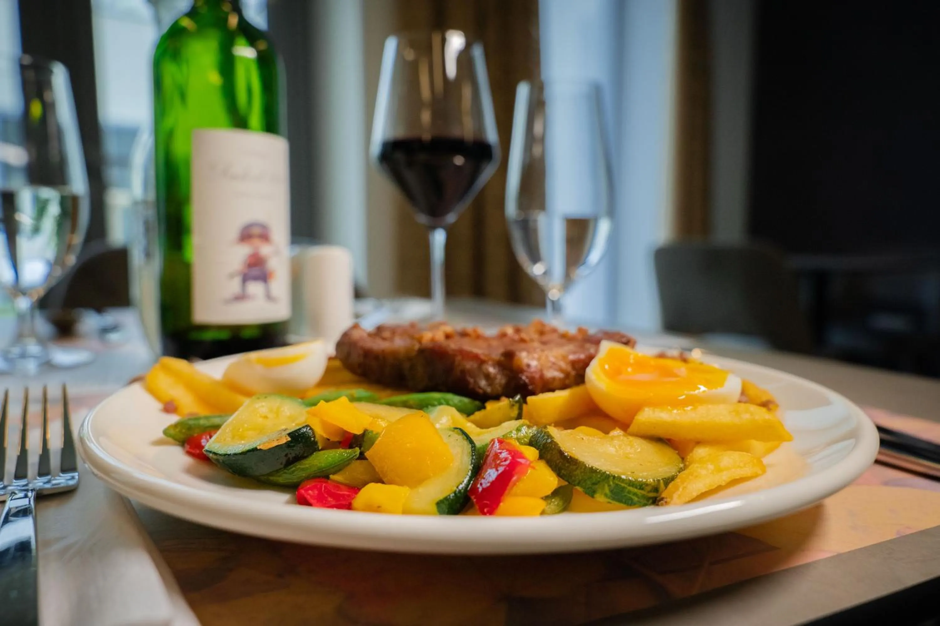 Restaurant/places to eat in Eleven Business & Sport Hotel