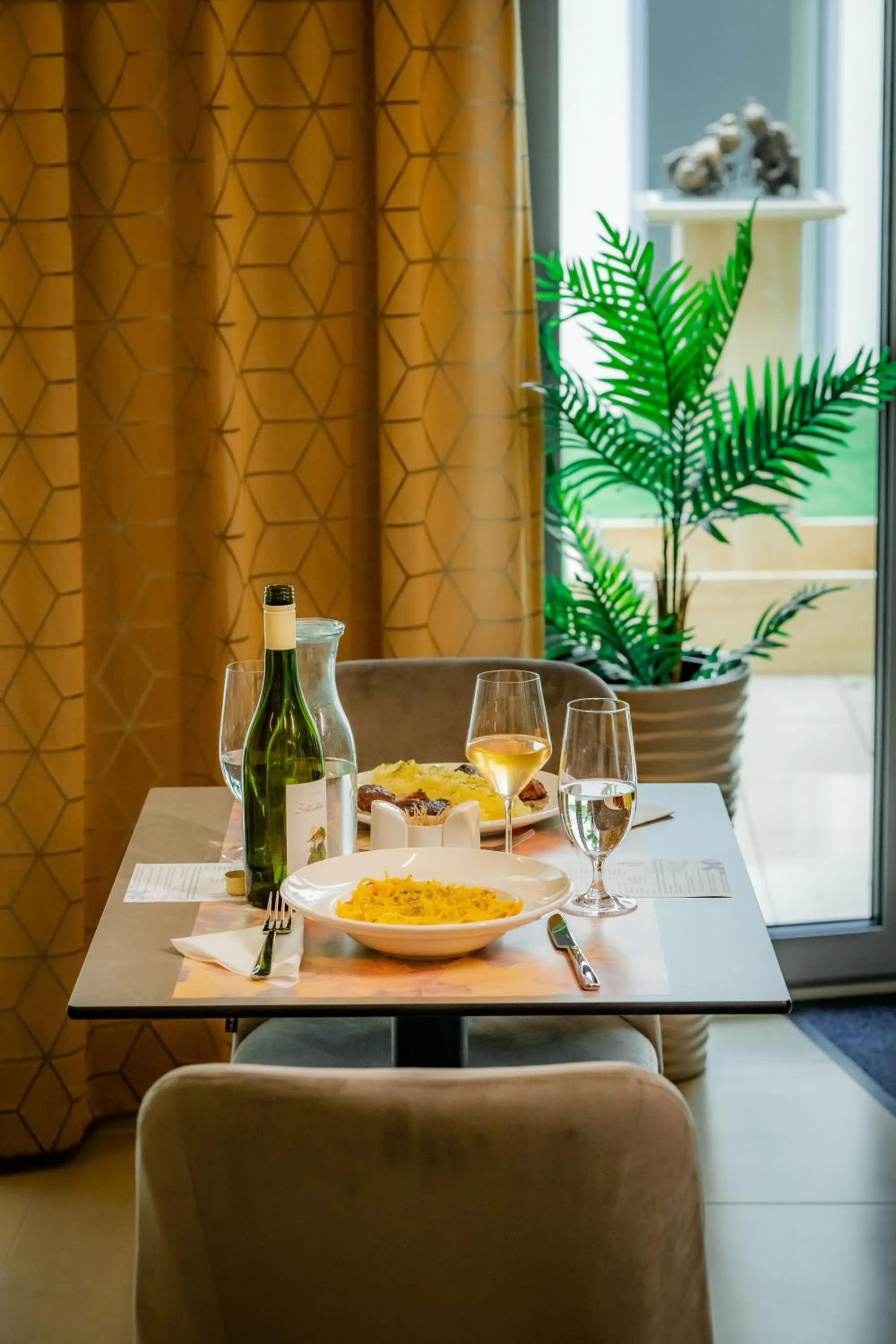 Restaurant/places to eat in Eleven Business & Sport Hotel