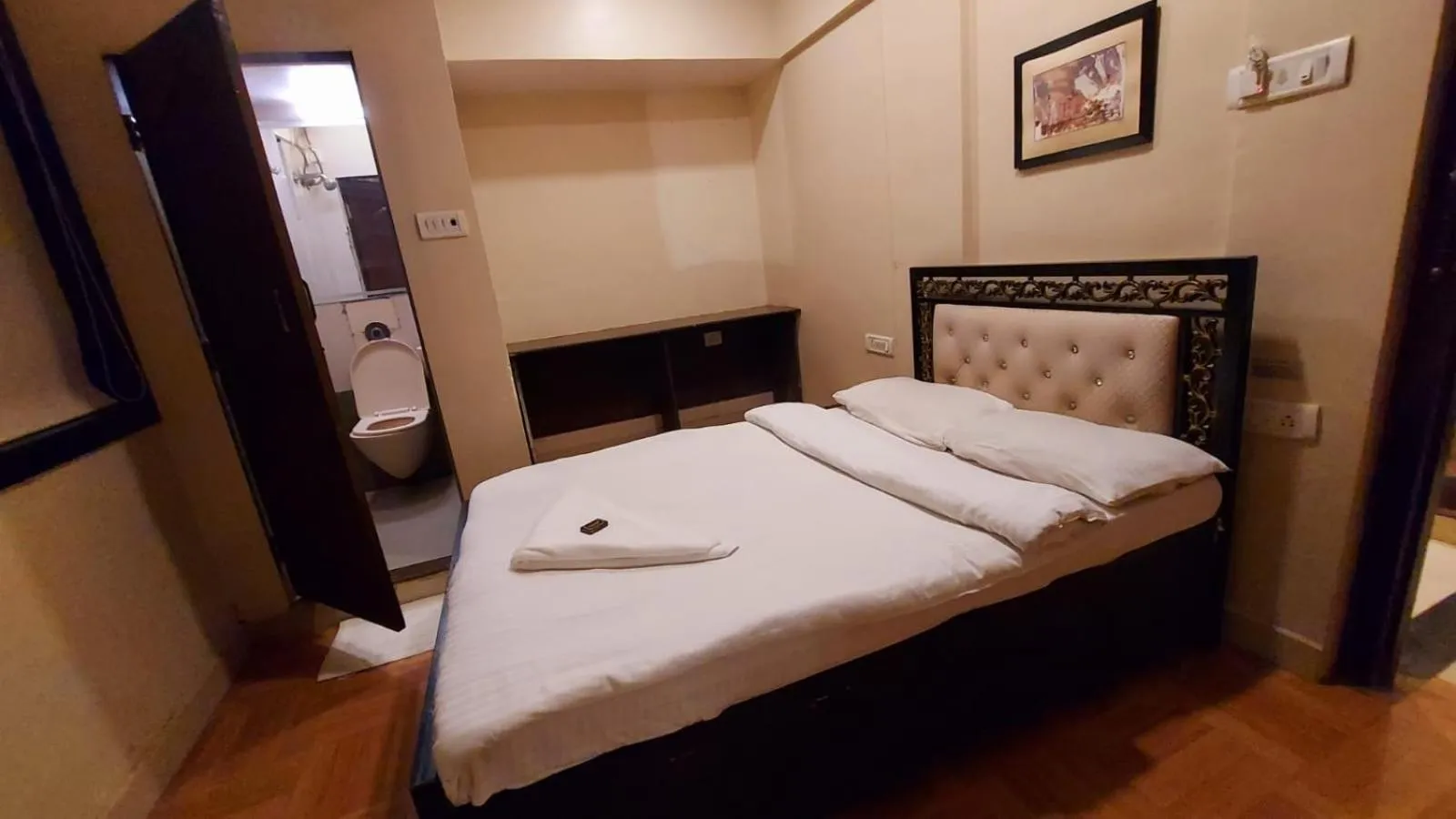 Bedroom, Bed in HOTEL RIGGA INN KOKILABEN DHIRUBHAI AMBANI Hospital