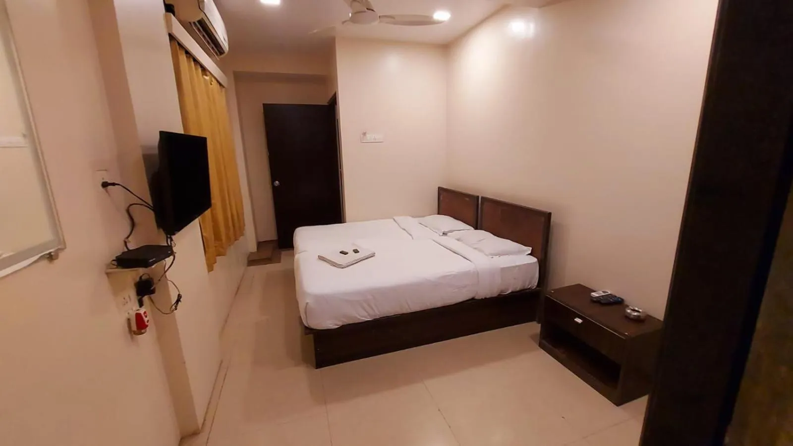 Bed in HOTEL RIGGA INN KOKILABEN DHIRUBHAI AMBANI Hospital