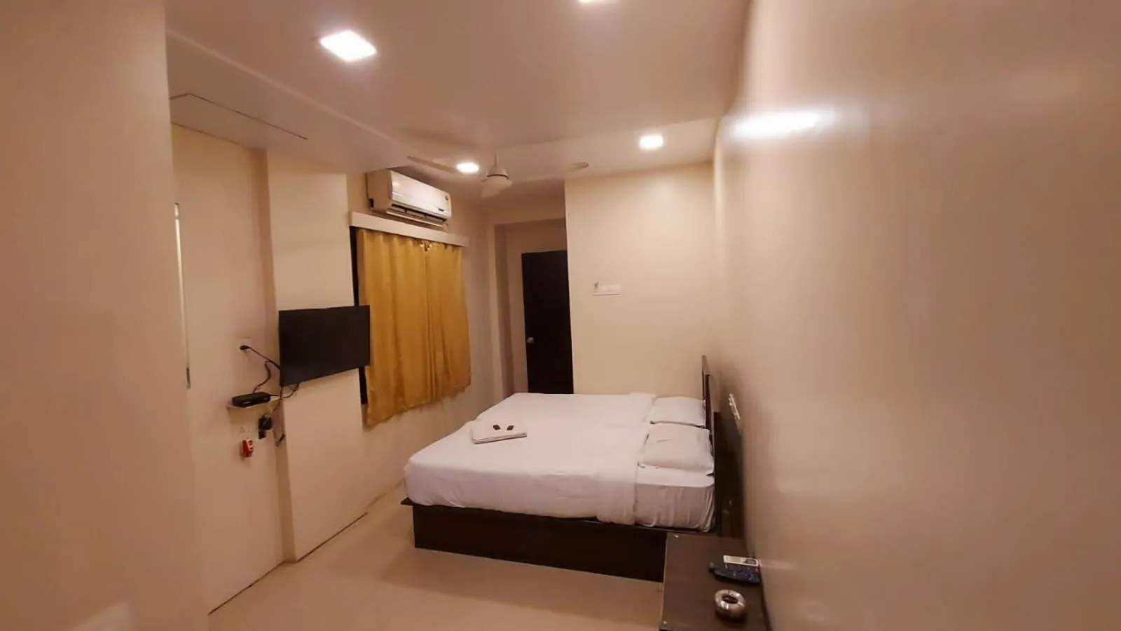 Bedroom, Bed in HOTEL RIGGA INN KOKILABEN DHIRUBHAI AMBANI Hospital