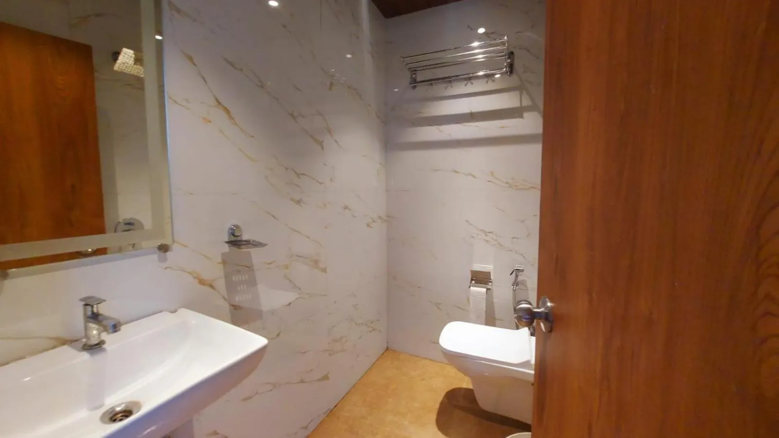 Toilet in HOTEL RIGGA INN KOKILABEN DHIRUBHAI AMBANI Hospital