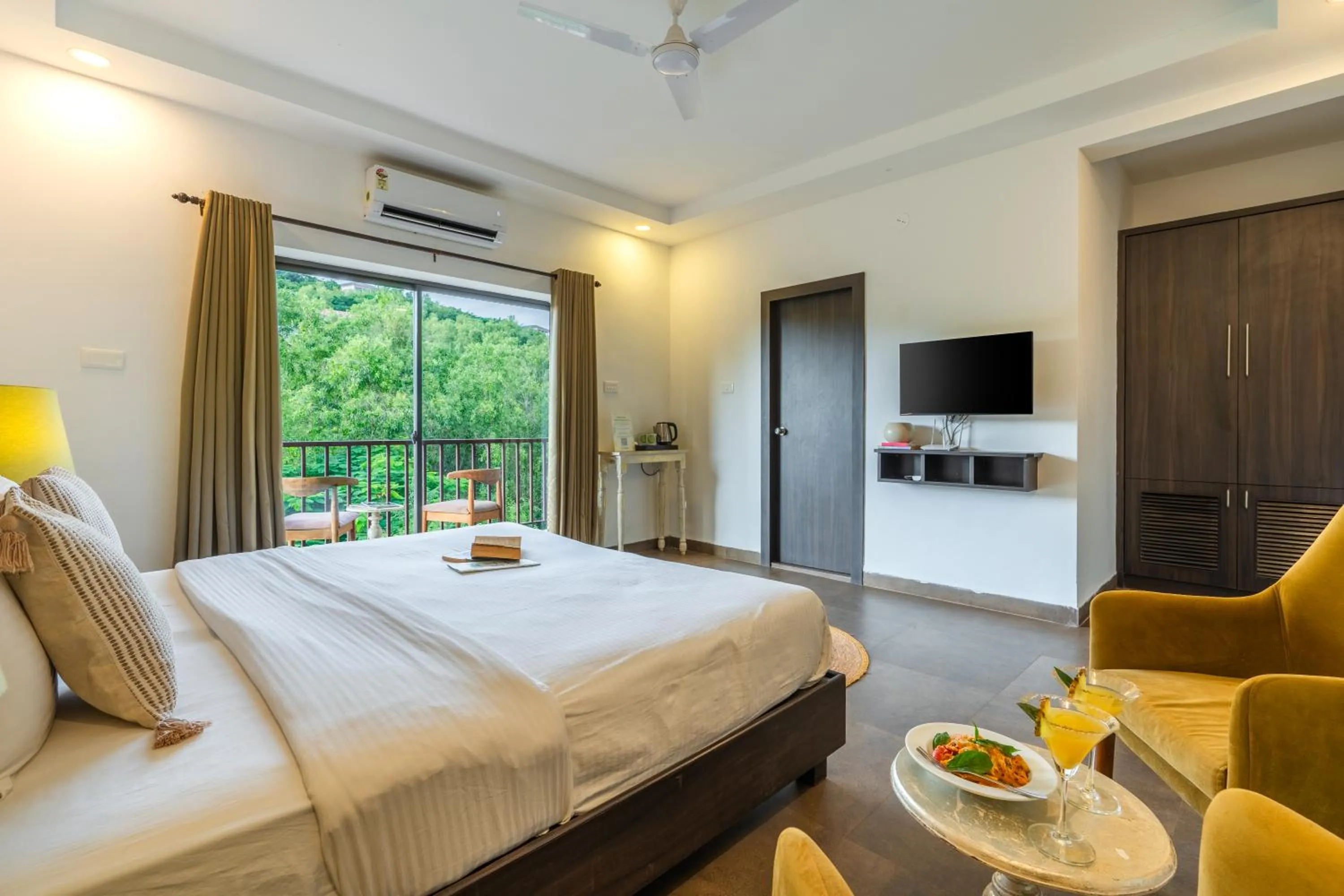 Photo of the whole room, Bed in Locomo Boutique, Morjim - Cozy tropical stay, near beach