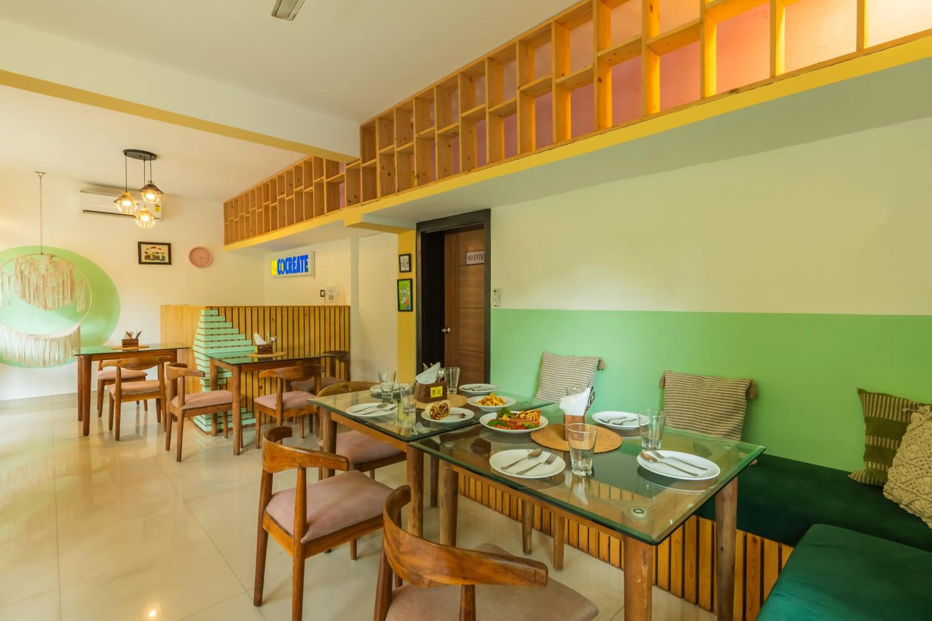 Restaurant/places to eat in Locomo Boutique, Morjim - Cozy tropical stay, near beach