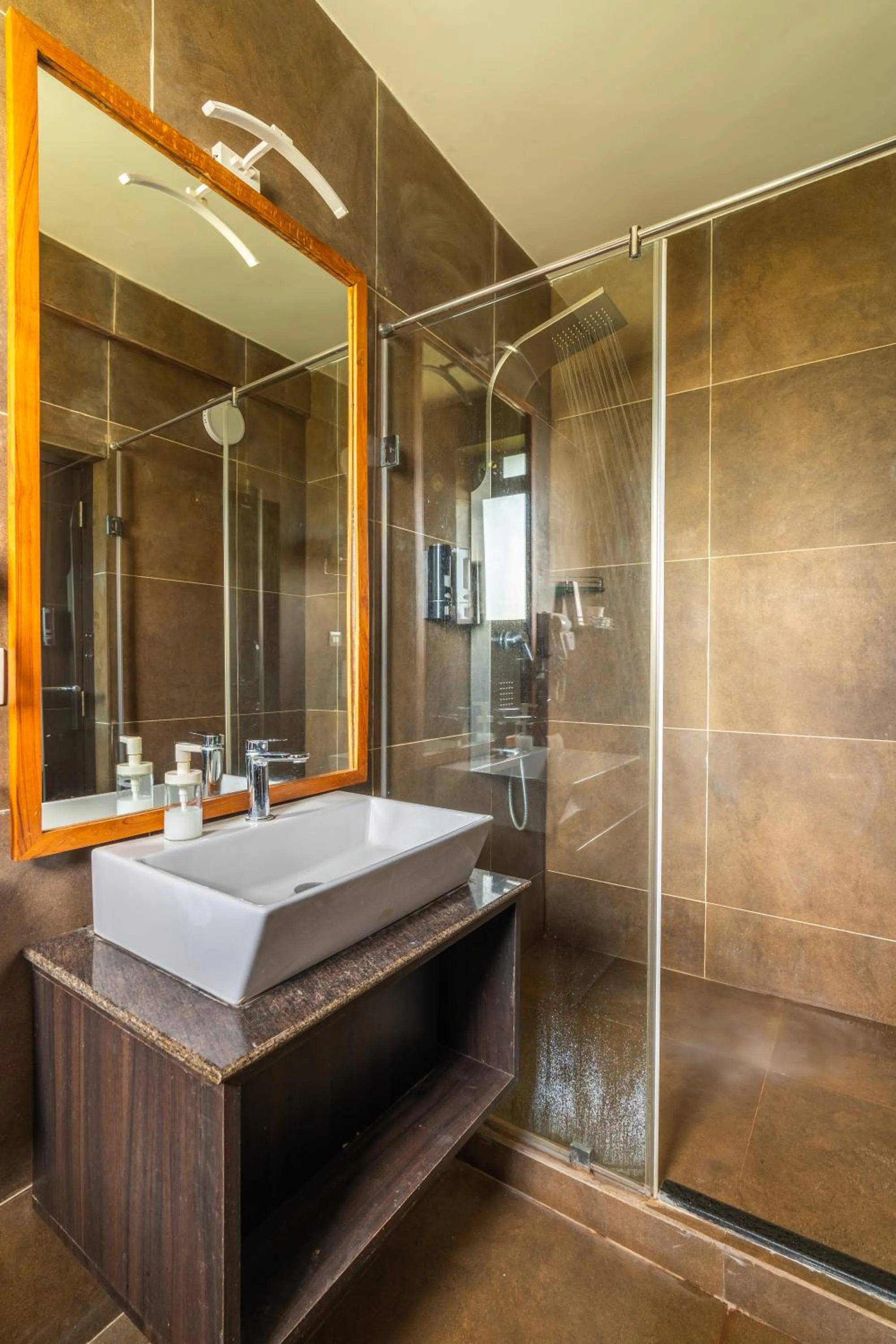 Shower in Locomo Boutique, Morjim - Cozy tropical stay, near beach