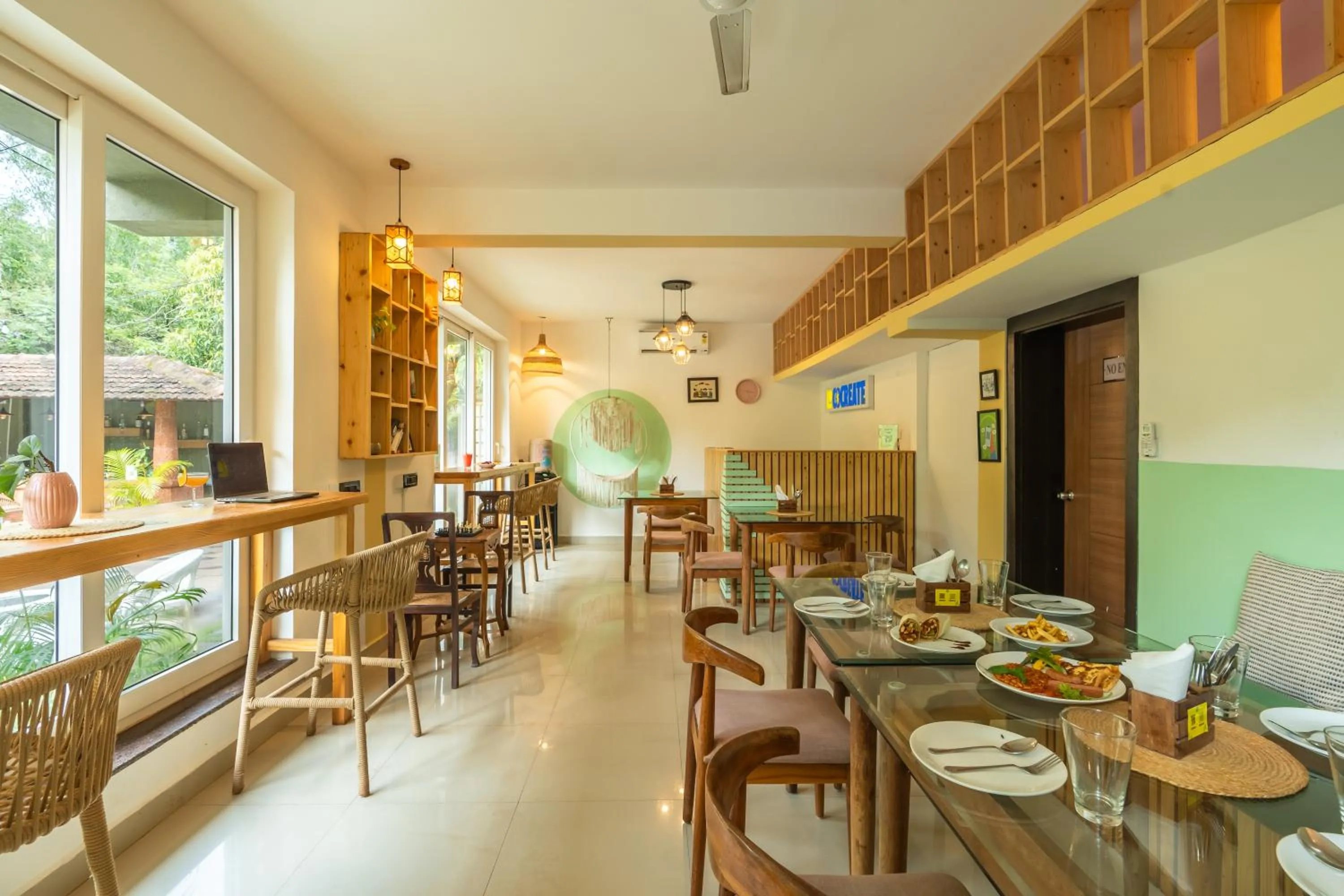 Restaurant/places to eat in Locomo Boutique, Morjim - Cozy tropical stay, near beach