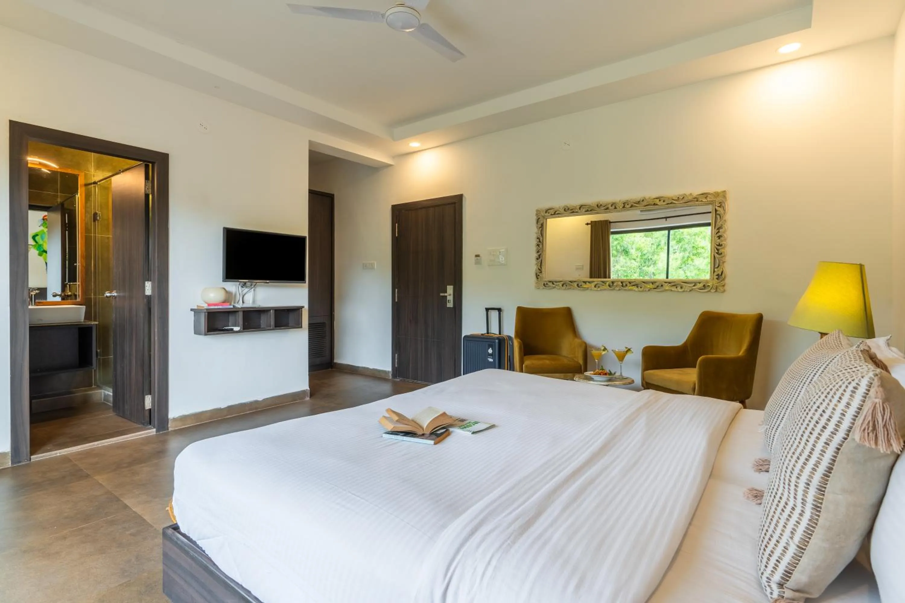 Photo of the whole room, Bed in Locomo Boutique, Morjim - Cozy tropical stay, near beach