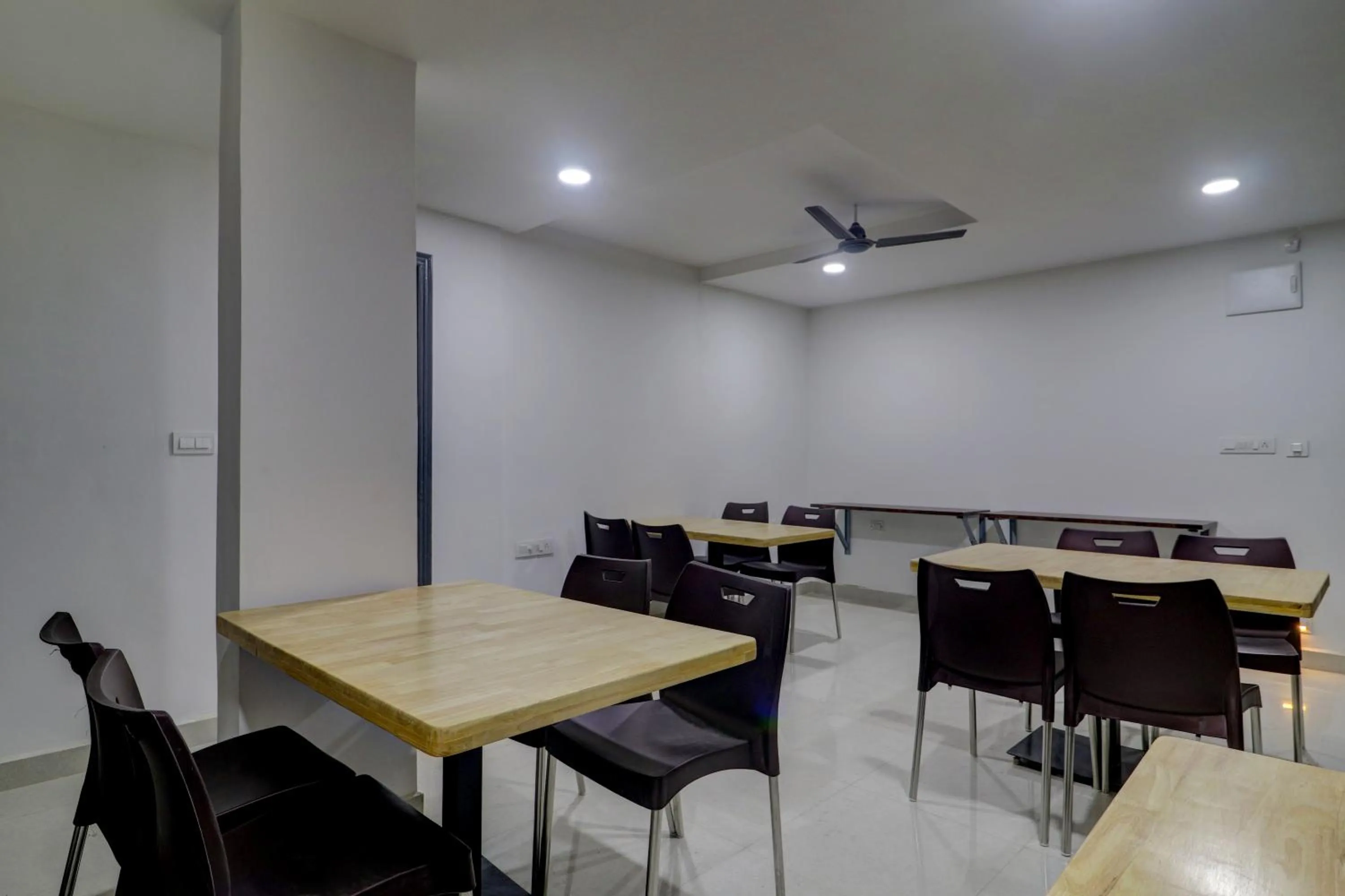 Restaurant/places to eat in Treebo Destination Inn