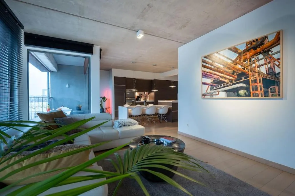London 993 Loft 402