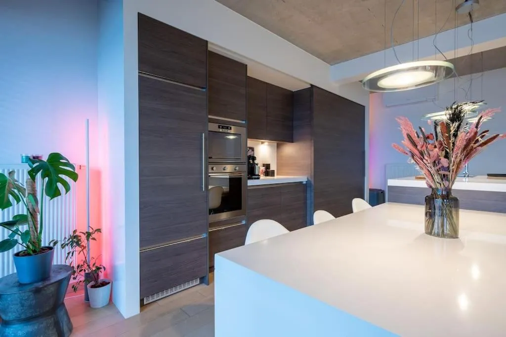 London 993 Loft 402