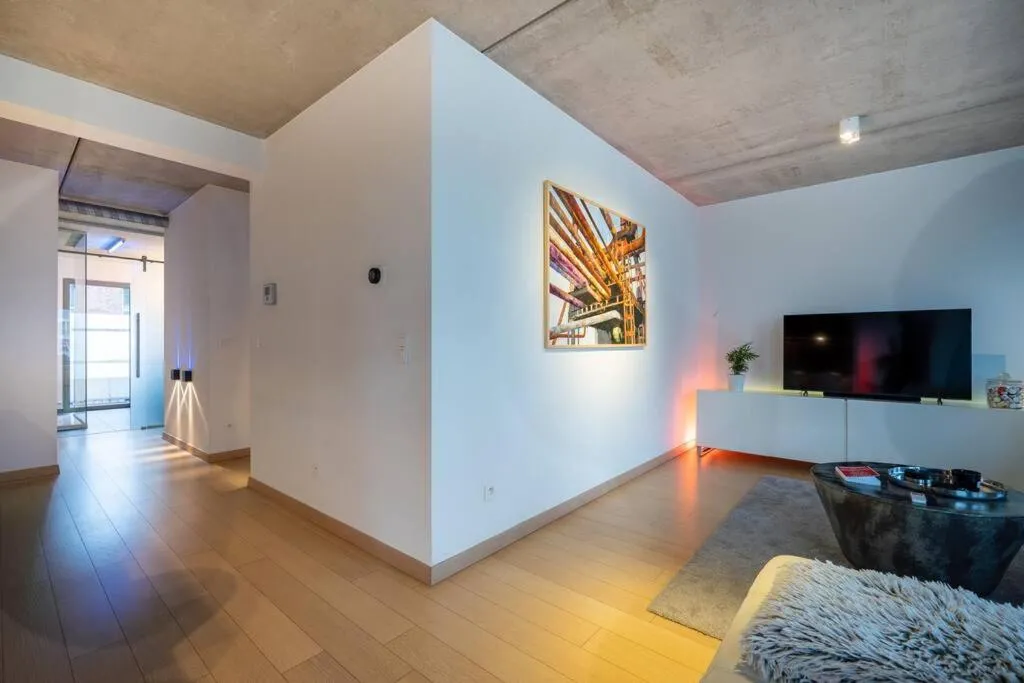 London 993 Loft 402