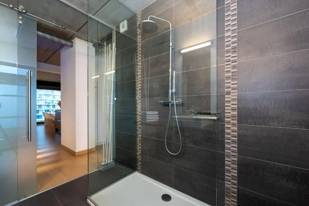 London 993 Loft 402