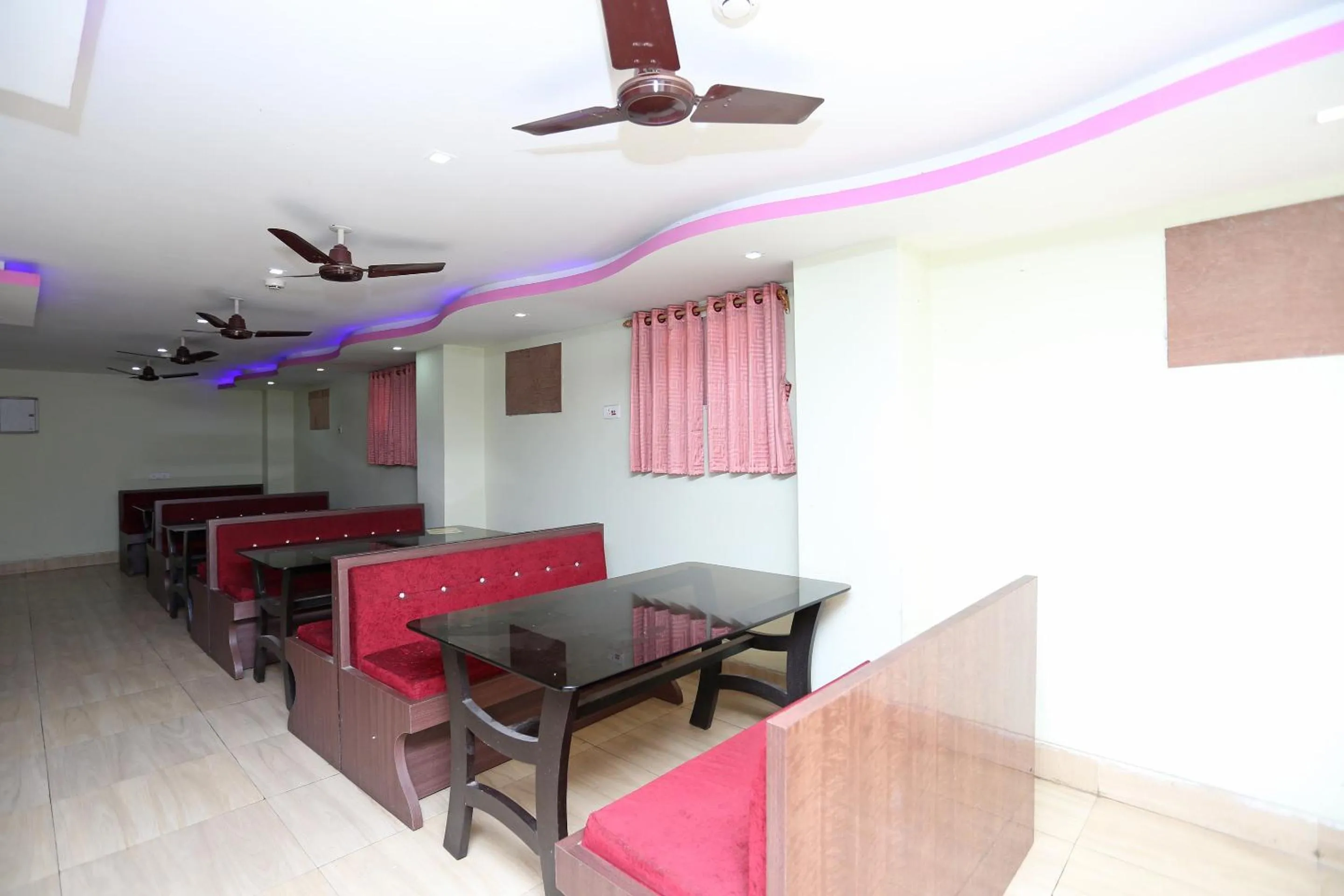 Restaurant/places to eat in Hotel O Geetanjali Palace