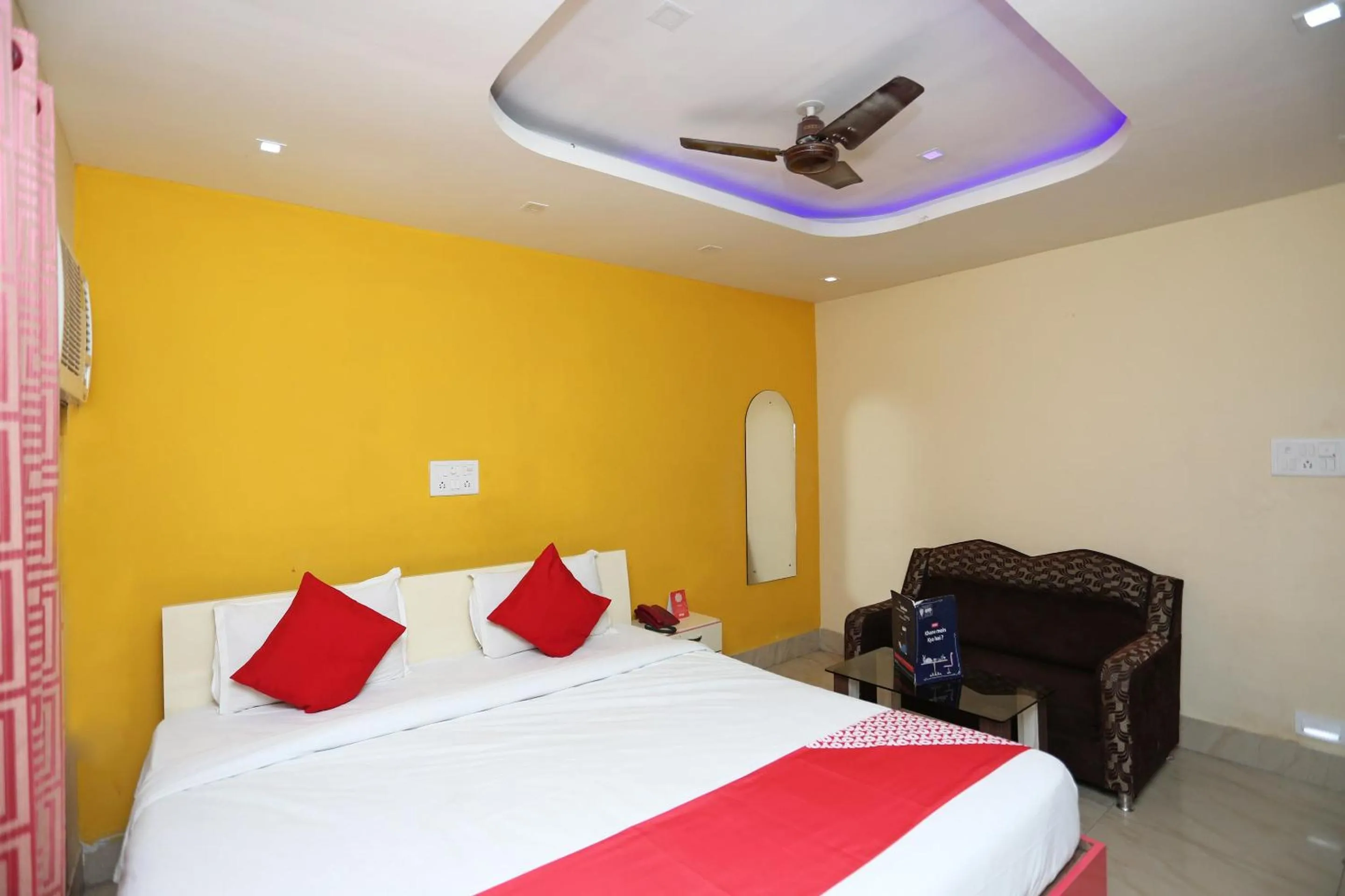 Bedroom, Bed in Hotel O Geetanjali Palace