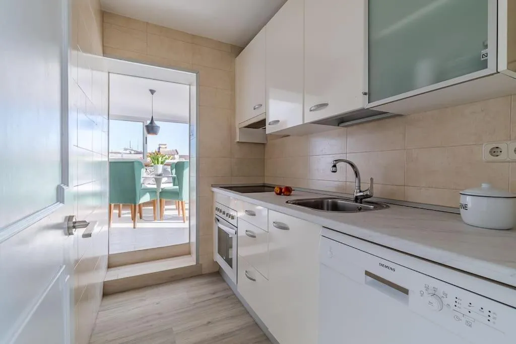 Kitchen or kitchenette in Apartamento con terraza en Barrio de Salamanca