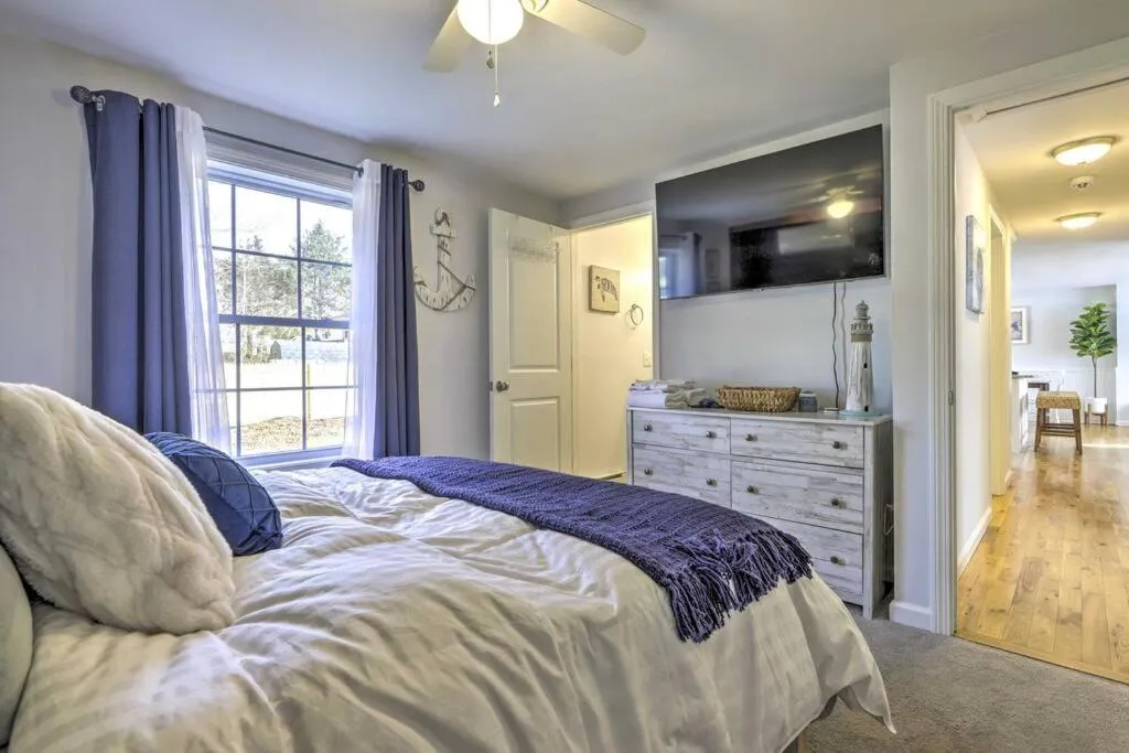 Bed in NEW! Updated Mystic Home w/ Sauna, Hot Tub & Deck