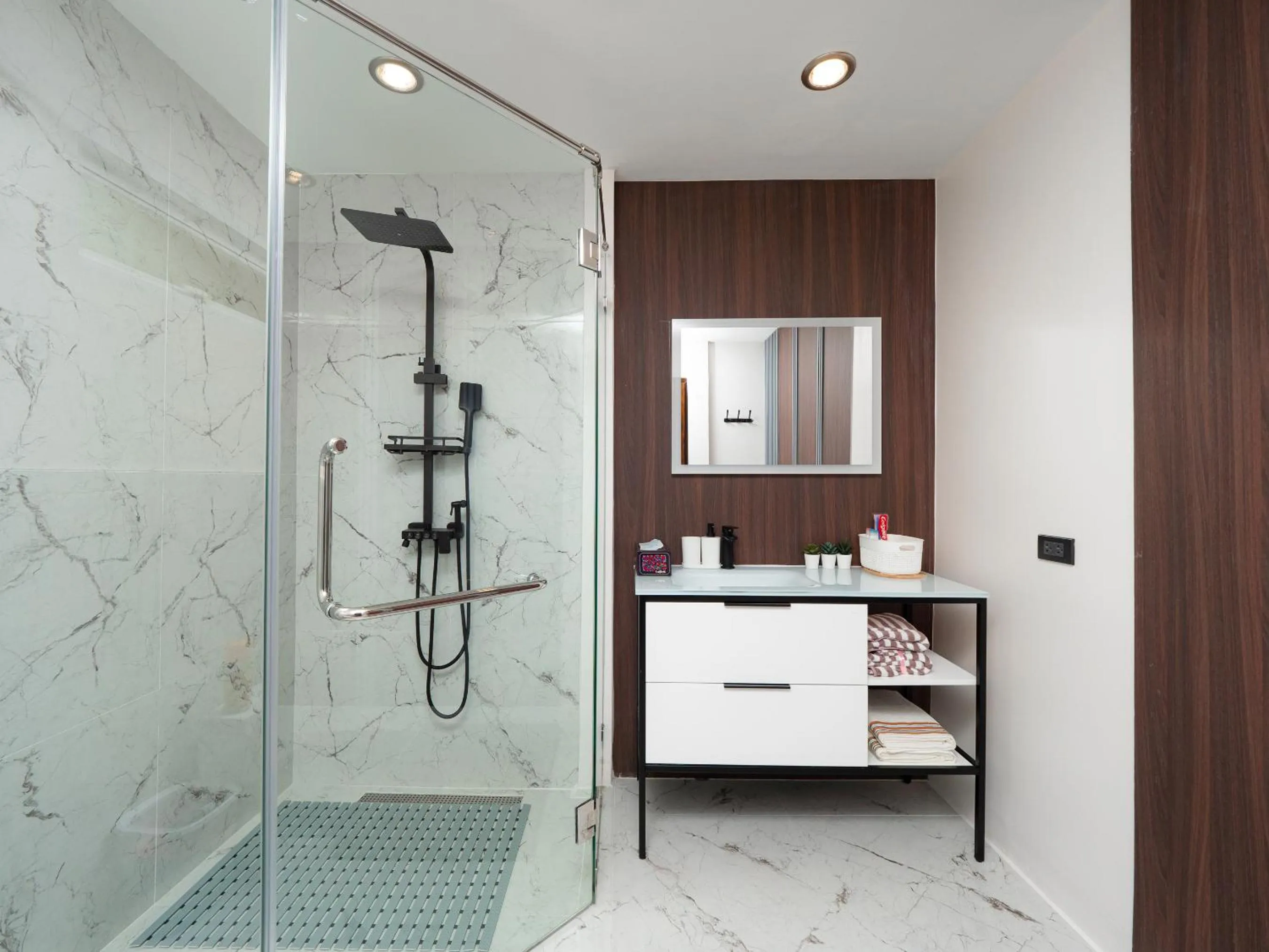 Shower in Grand Orlov Apart Hotel