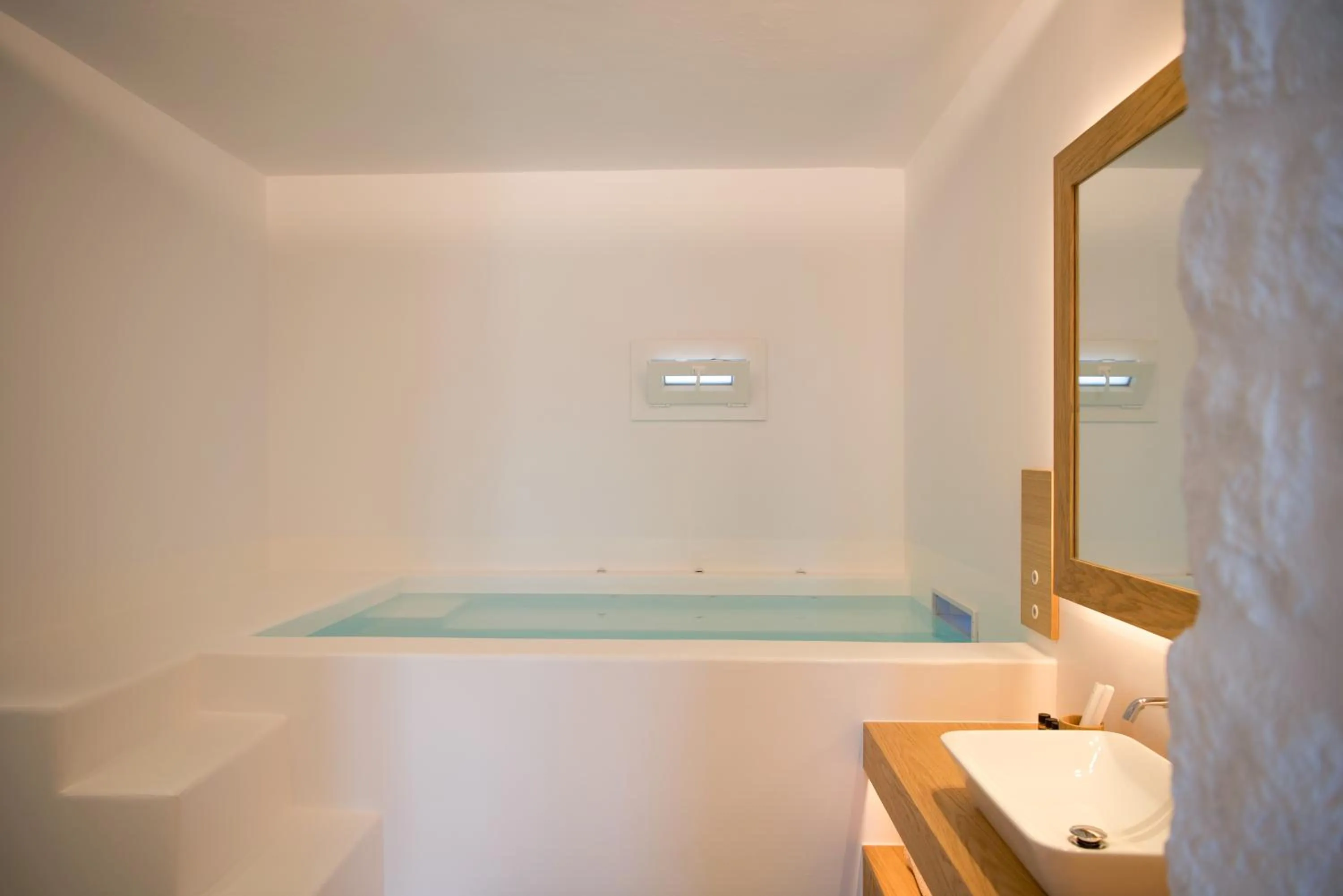 Hot Tub in Elit Suites Mykonos