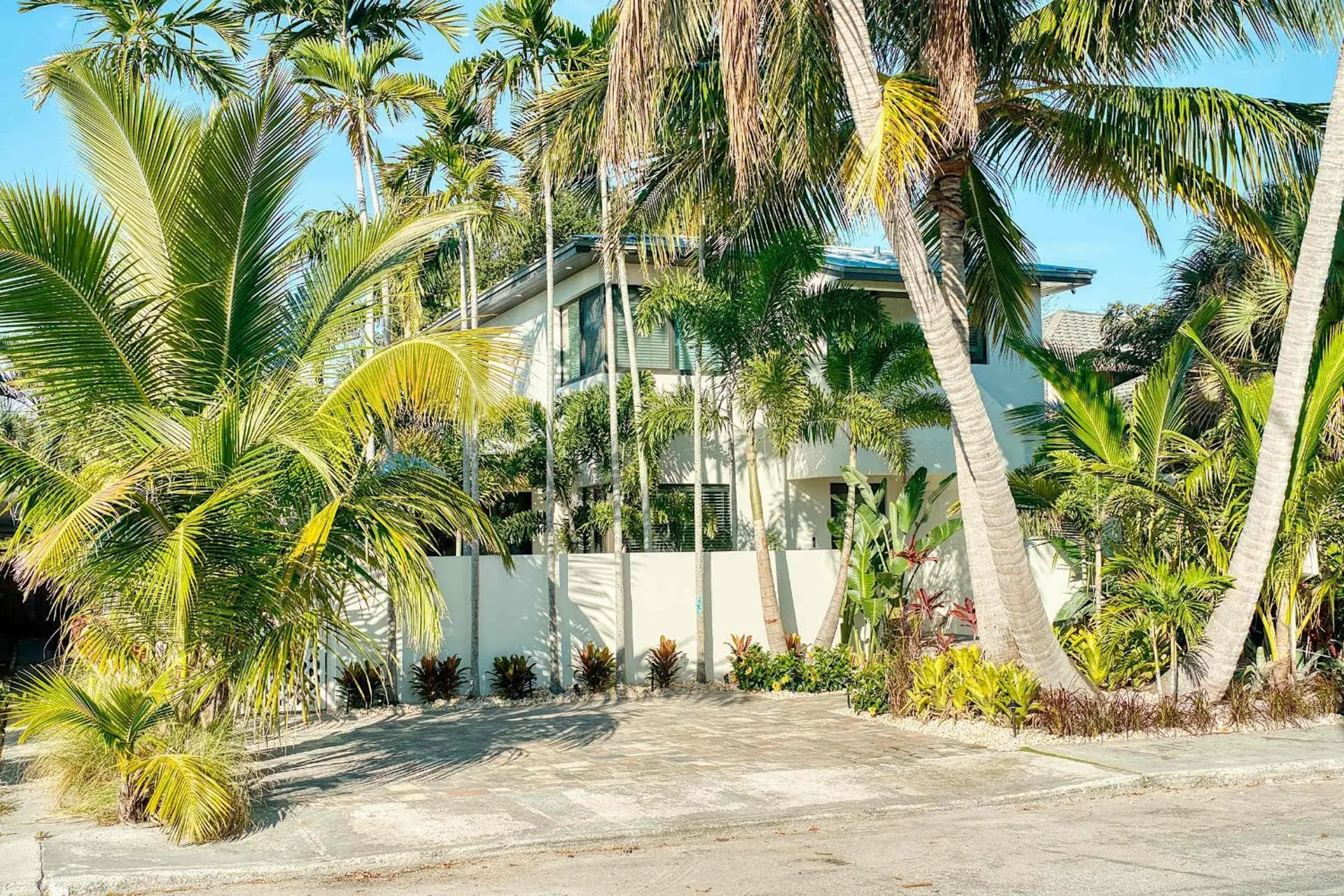 Apartment in Art Deco Apt w Pool One Mile to Beach Pets Welcome Apartment in Art Deco Apt w Pool One Mile to Beach Pets Welcome
