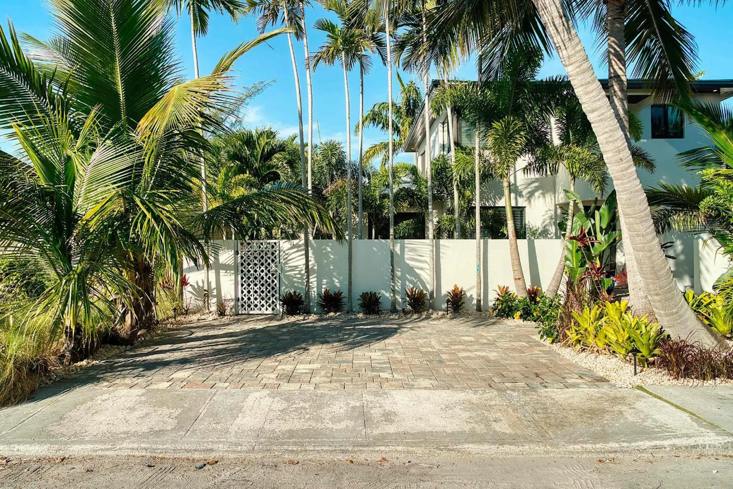 Apartment in Art Deco Apt w Pool One Mile to Beach Pets Welcome Apartment in Art Deco Apt w Pool One Mile to Beach Pets Welcome
